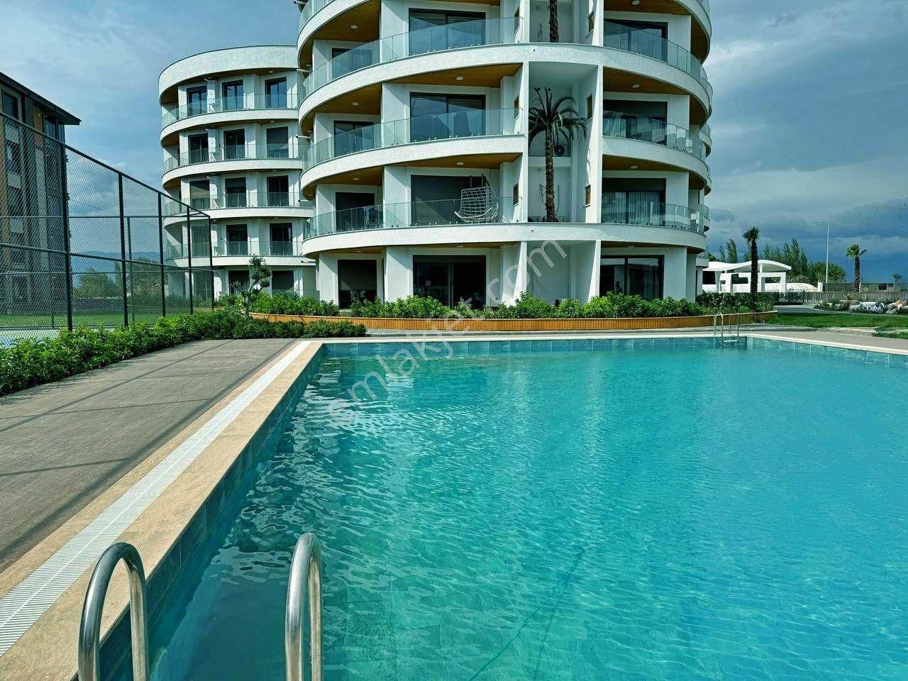 Uytundan Burhaniye Ören'de Havuzlu Ultralüks Sitede Kiralık 1+1