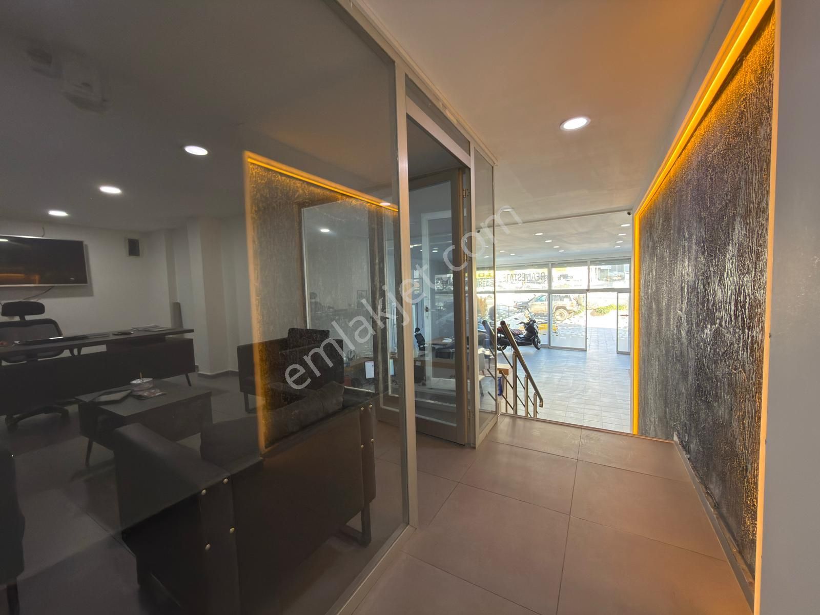 Aclass'dan Kusadasında Satılık İşlek Ana Yol Uzerınde Otoparklı Kıracılı Satılık İş Yeri - Görsel 8