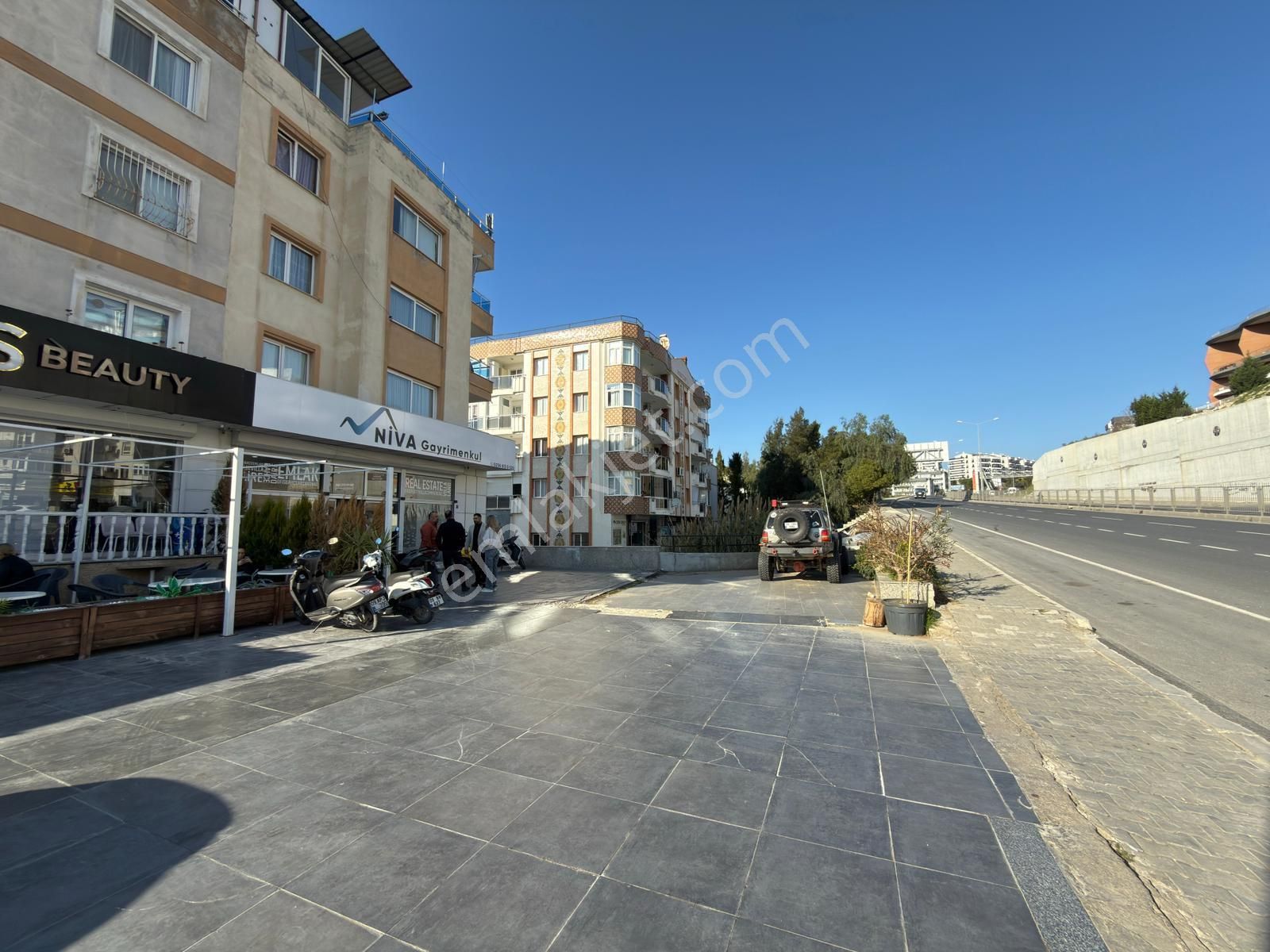 Aclass'dan Kusadasında Satılık İşlek Ana Yol Uzerınde Otoparklı Kıracılı Satılık İş Yeri