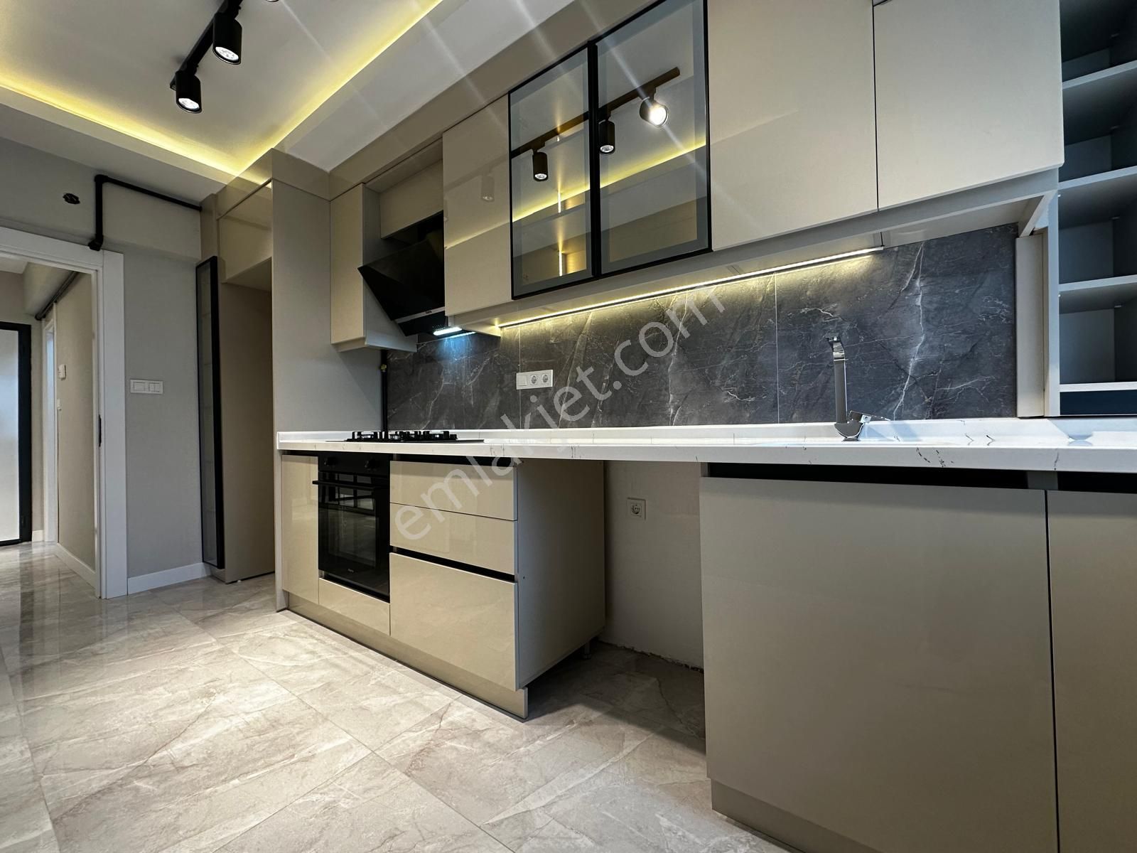 Kariyer'den Aşağı Eğlence'de 3+1 Ultra Lüx Güney Cephe Katta Geniş Daire