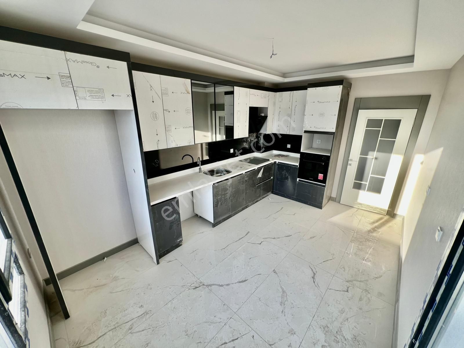 Yuvaköy'de Ultra Lüx Yapılı Site İçi Sıfır 3+1 Satılık Daire