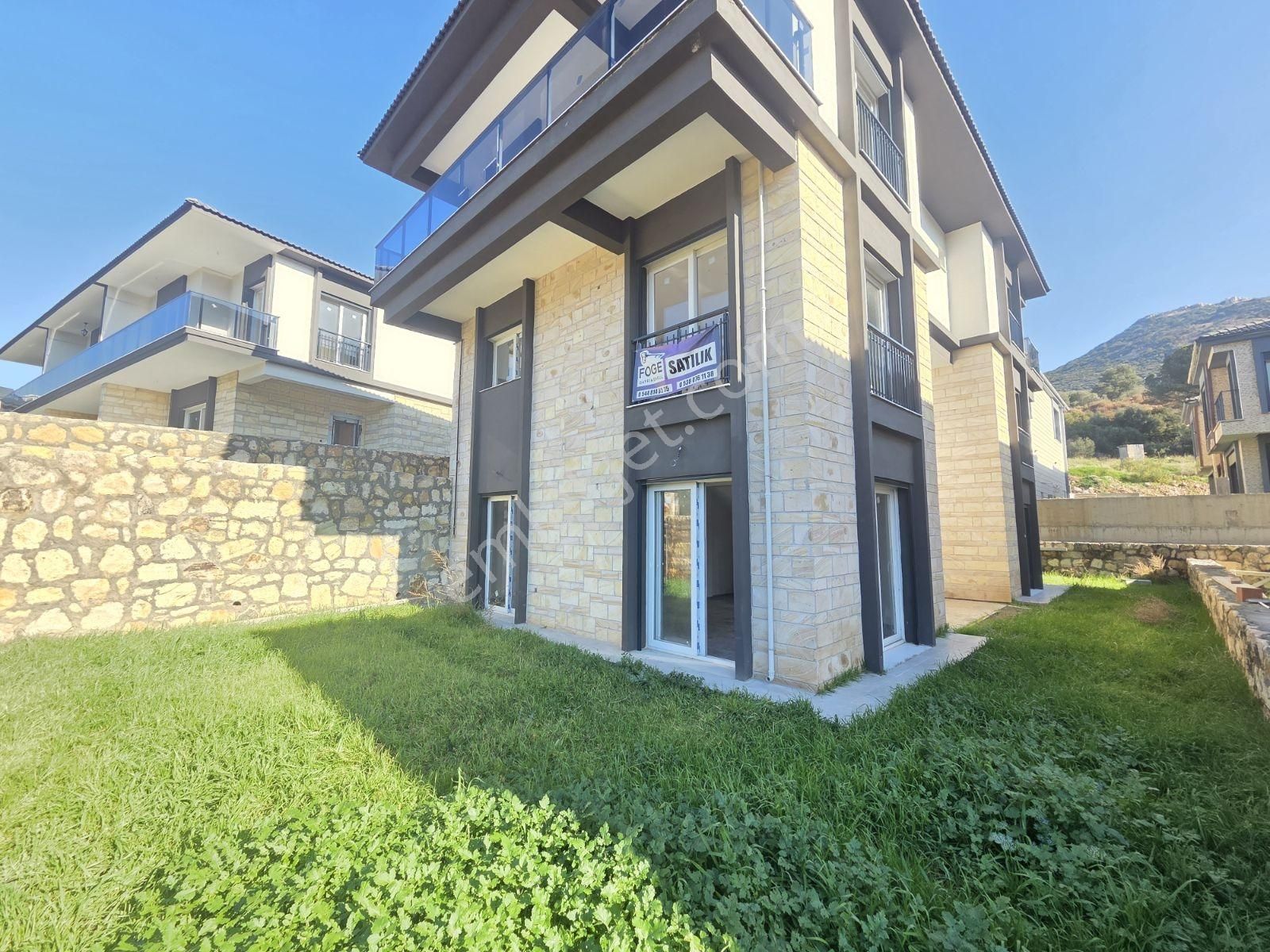 Yenifoça'da Ön Cephe Müstakil Bahçeli 4+1 Sıfır Tripleks Villa