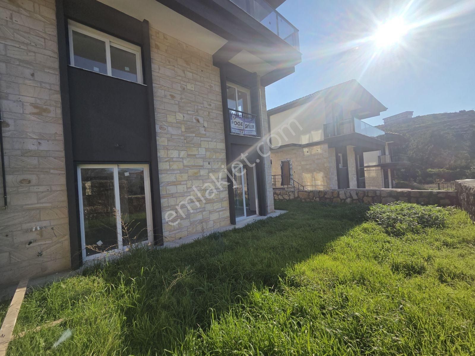 Yenifoça'da Ön Cephe Müstakil Bahçeli 4+1 Sıfır Tripleks Villa - Görsel 18