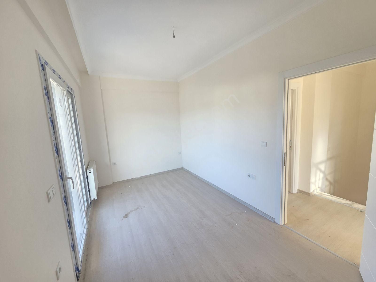 Yenifoça'da Ön Cephe Müstakil Bahçeli 4+1 Sıfır Tripleks Villa - Görsel 31