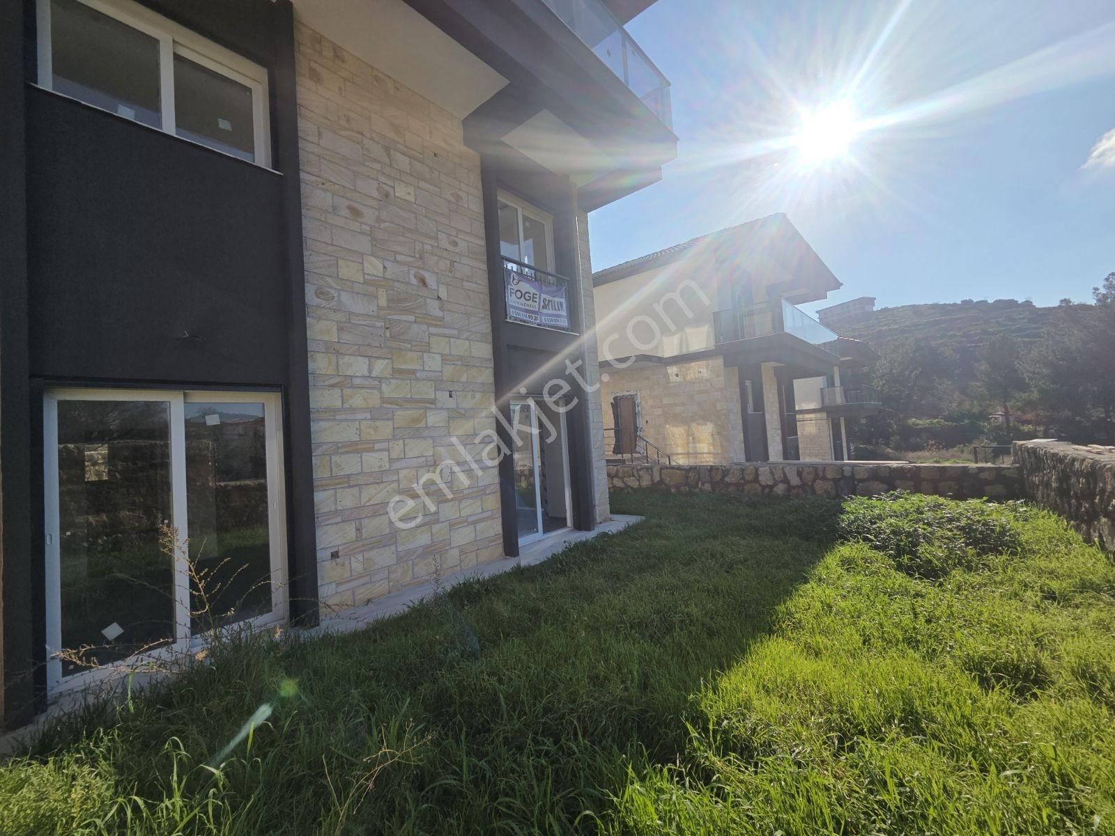 Yenifoça'da Ön Cephe Müstakil Bahçeli 4+1 Sıfır Tripleks Villa - Görsel 13