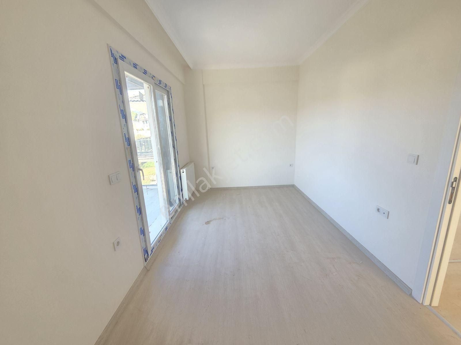 Yenifoça'da Ön Cephe Müstakil Bahçeli 4+1 Sıfır Tripleks Villa - Görsel 33