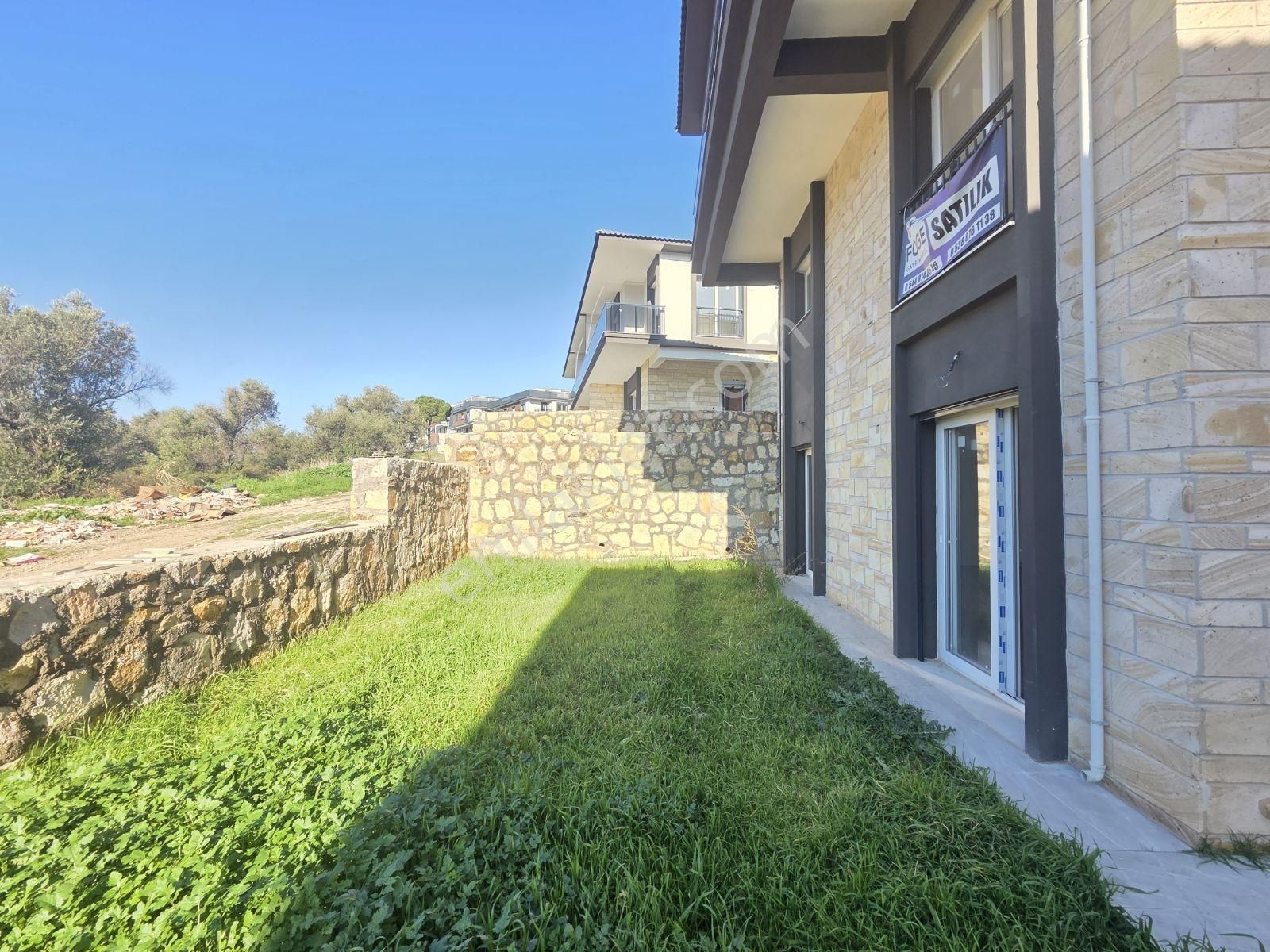 Yenifoça'da Ön Cephe Müstakil Bahçeli 4+1 Sıfır Tripleks Villa - Görsel 19