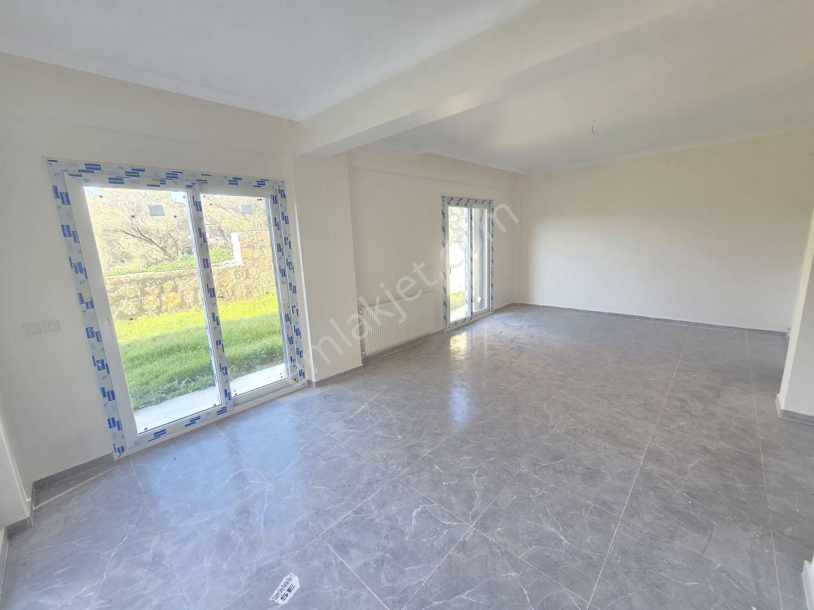 Yenifoça'da Ön Cephe Müstakil Bahçeli 4+1 Sıfır Tripleks Villa - Görsel 15