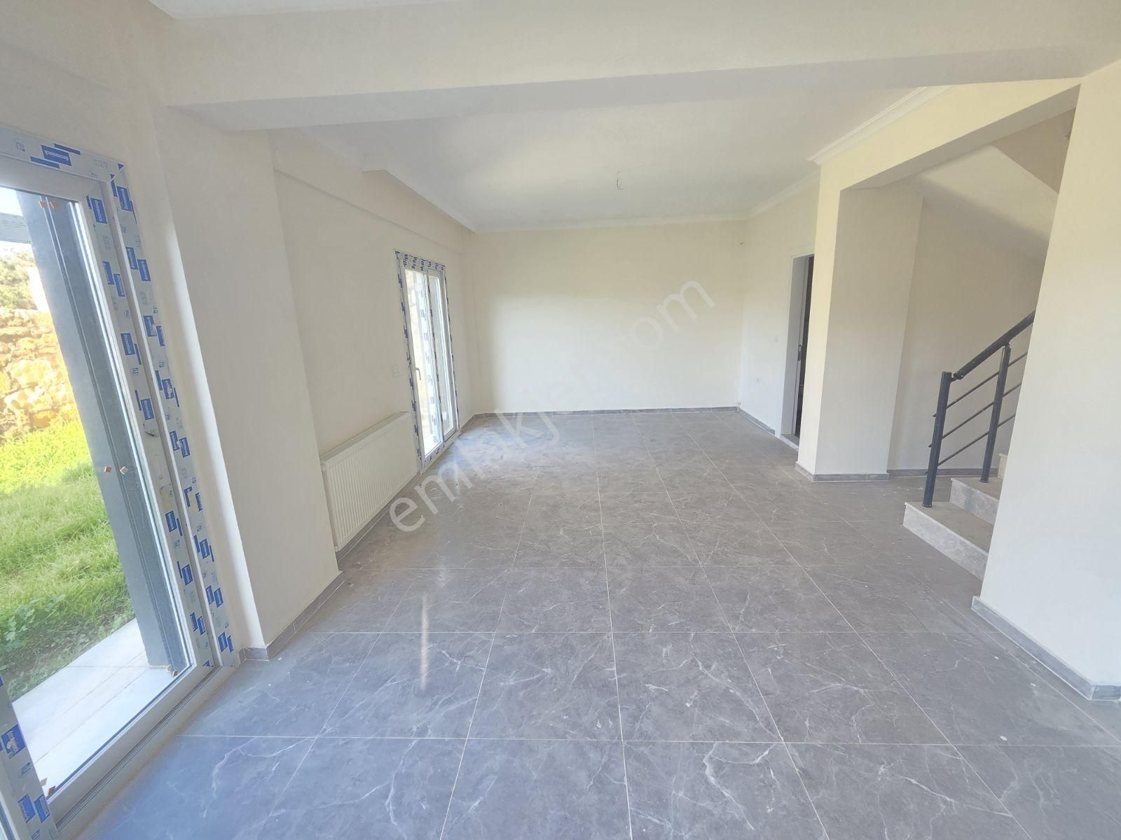 Yenifoça'da Ön Cephe Müstakil Bahçeli 4+1 Sıfır Tripleks Villa - Görsel 22