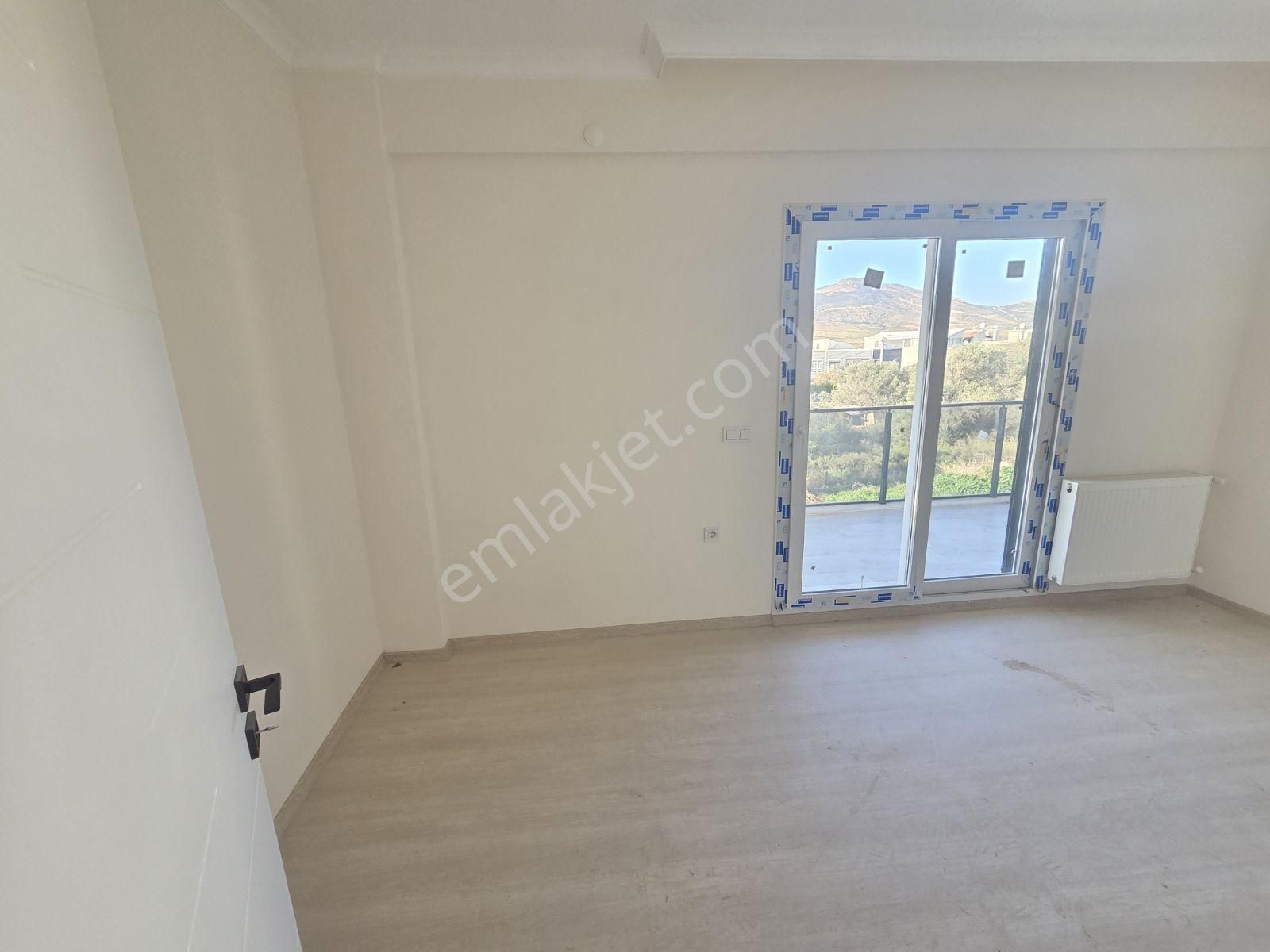 Yenifoça'da Ön Cephe Müstakil Bahçeli 4+1 Sıfır Tripleks Villa - Görsel 29