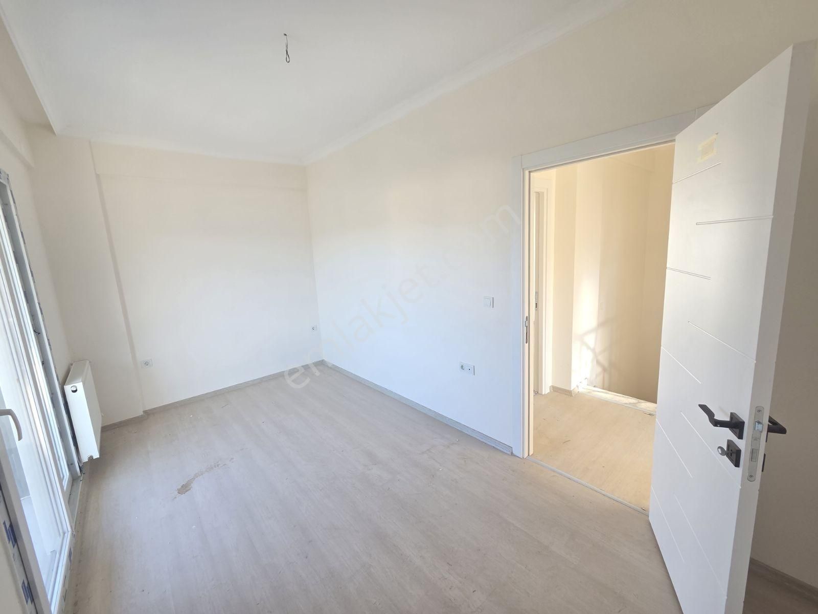 Yenifoça'da Ön Cephe Müstakil Bahçeli 4+1 Sıfır Tripleks Villa - Görsel 32