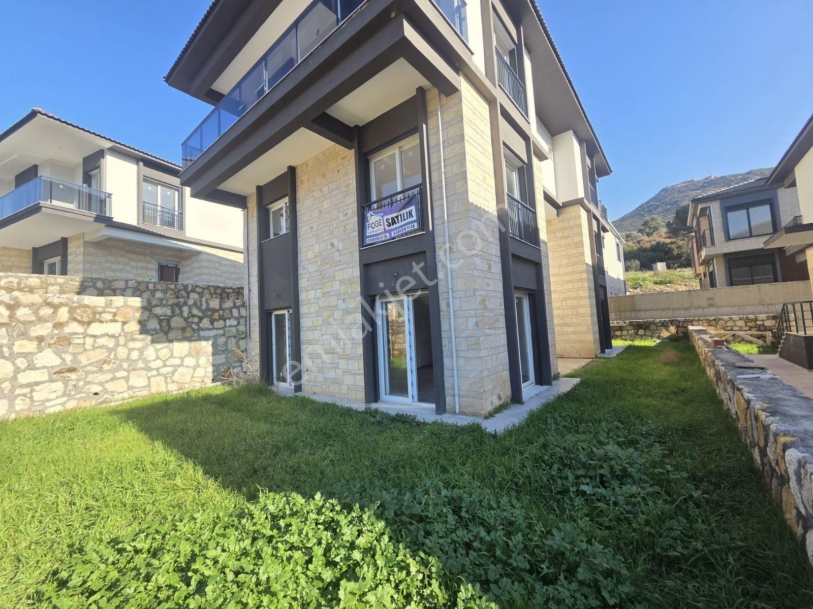 Yenifoça'da Ön Cephe Müstakil Bahçeli 4+1 Sıfır Tripleks Villa - Görsel 11