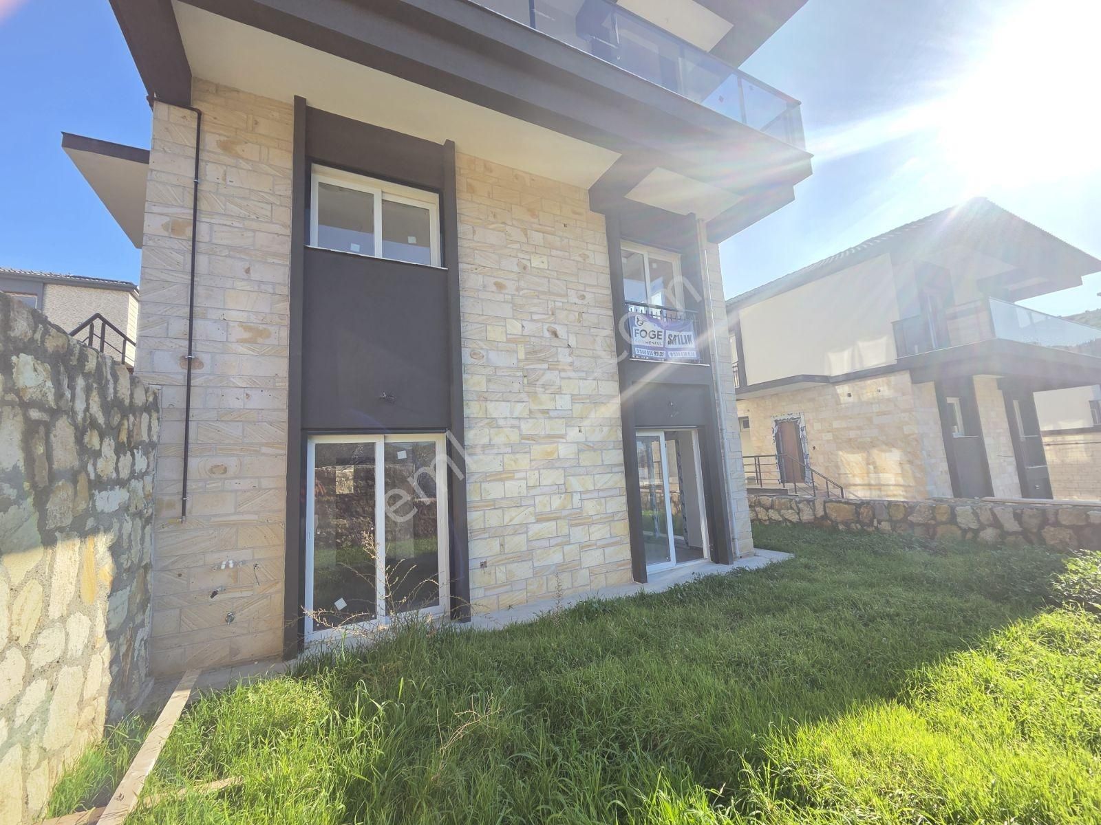 Yenifoça'da Ön Cephe Müstakil Bahçeli 4+1 Sıfır Tripleks Villa - Görsel 34