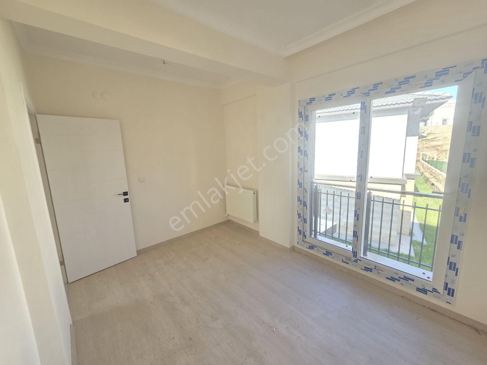 Yenifoça'da Ön Cephe Müstakil Bahçeli 4+1 Sıfır Tripleks Villa - Görsel 10