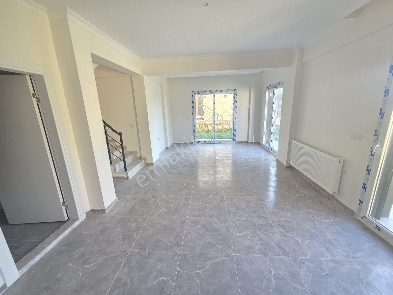 Yenifoça'da Ön Cephe Müstakil Bahçeli 4+1 Sıfır Tripleks Villa - Görsel 24