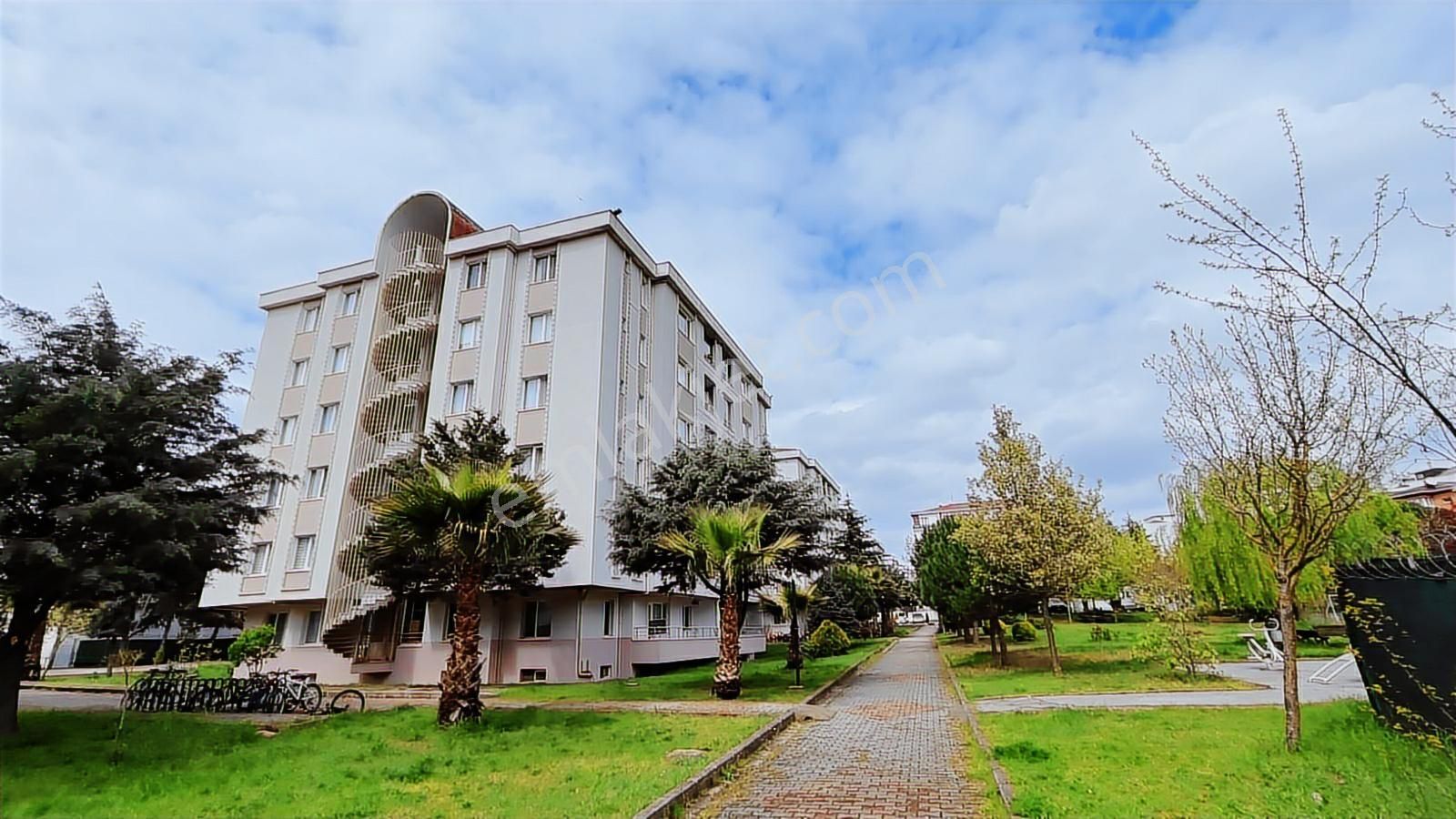 Acil Satılık Çekmeköy Havas Evleri'nde Geniş 3+1 Daire