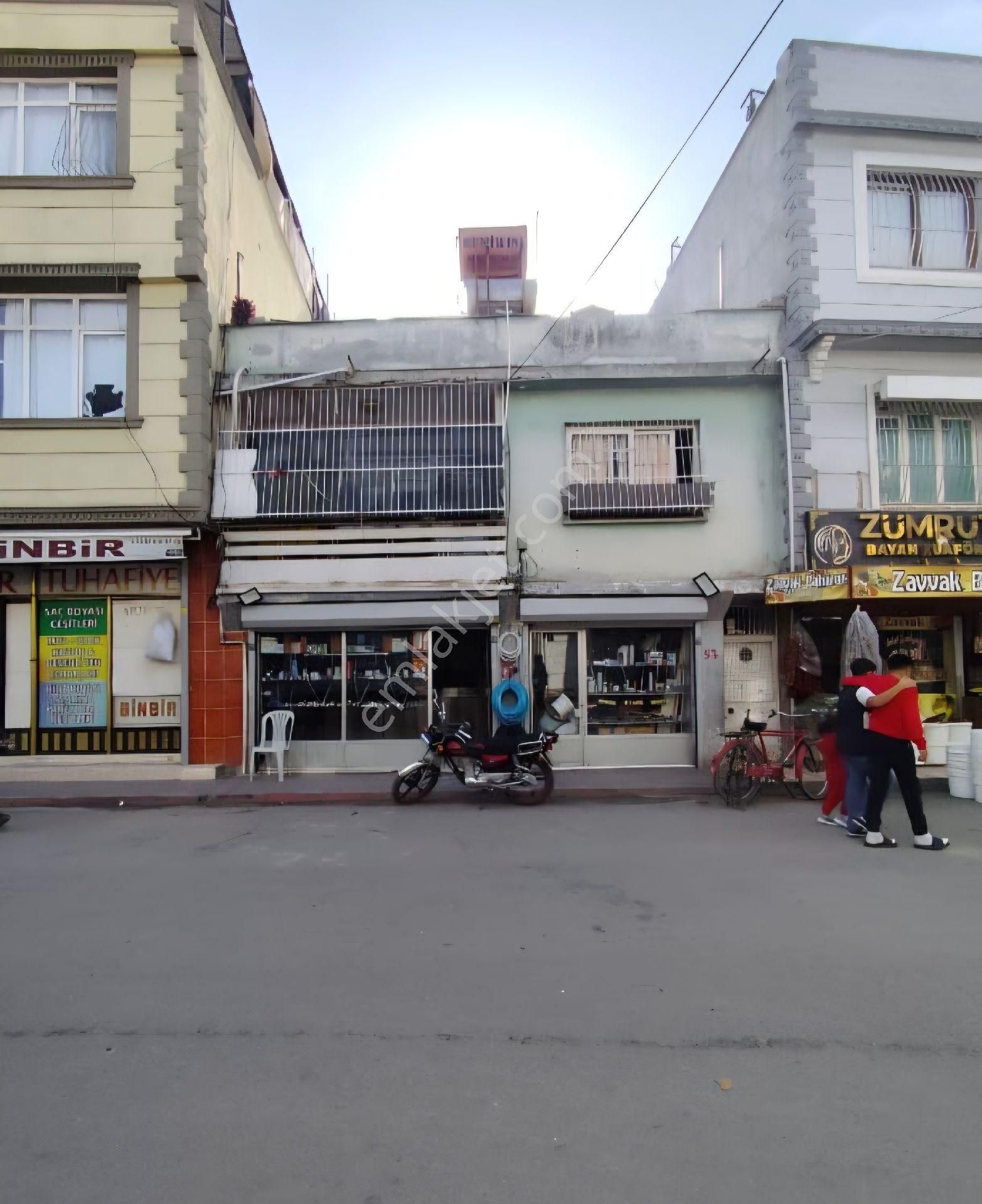 Gülpınar120 M² – 2 Katlı Komple Bina🛍 1. Kat: Caddeye Cepheli İşyeri🏠 2. Kat: 2+1 Daire