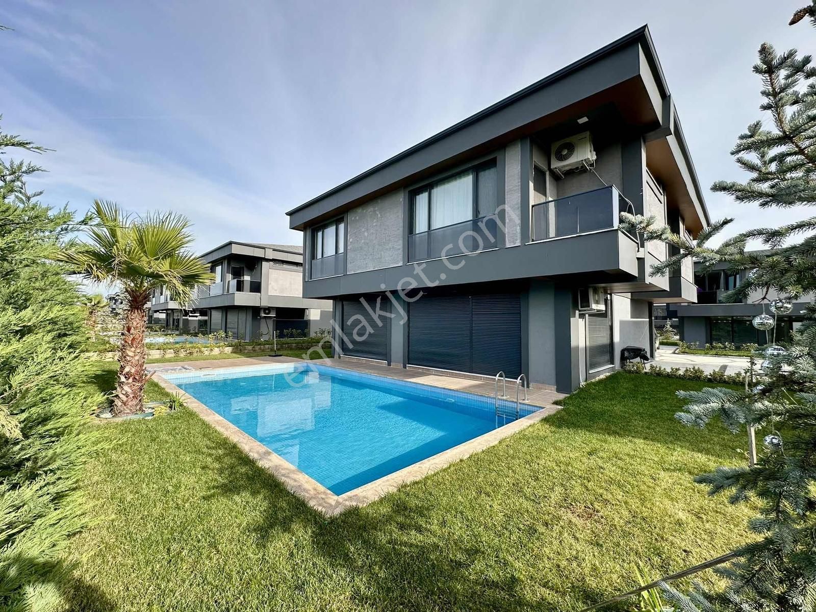 [kassel Yapı] Geniş Bahçeli & Havuzlu-site İçinde Fırsat Villa !