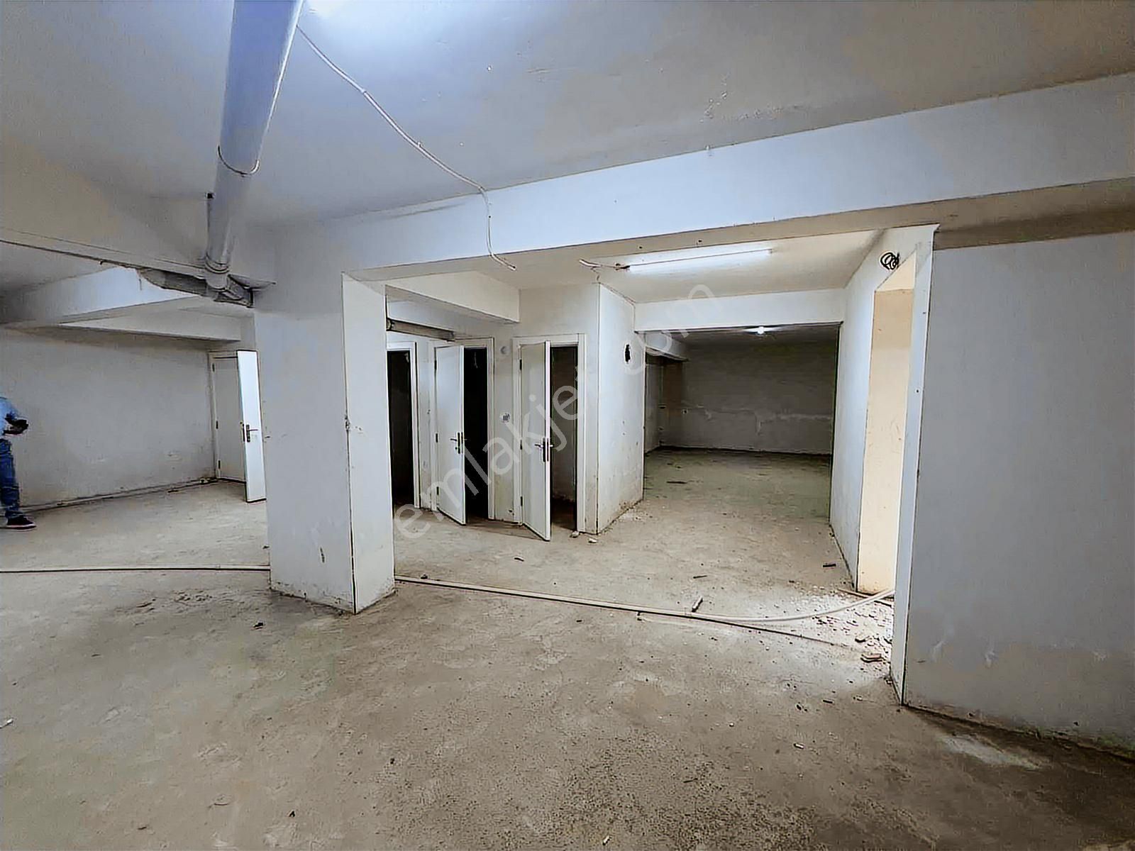 Torbalı Bankalar Sokağında Batar Katlı Bodrumlu Kiralık Dükkan - Görsel 2