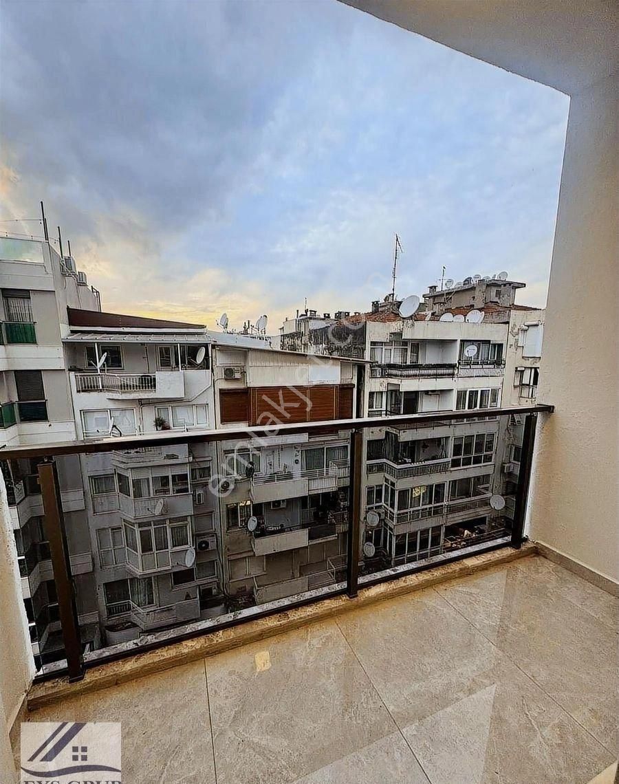 Ata Caddesinde Metro Yakını 3+1 Lüks Tadilatlı Asansörlü Satılık - Görsel 6