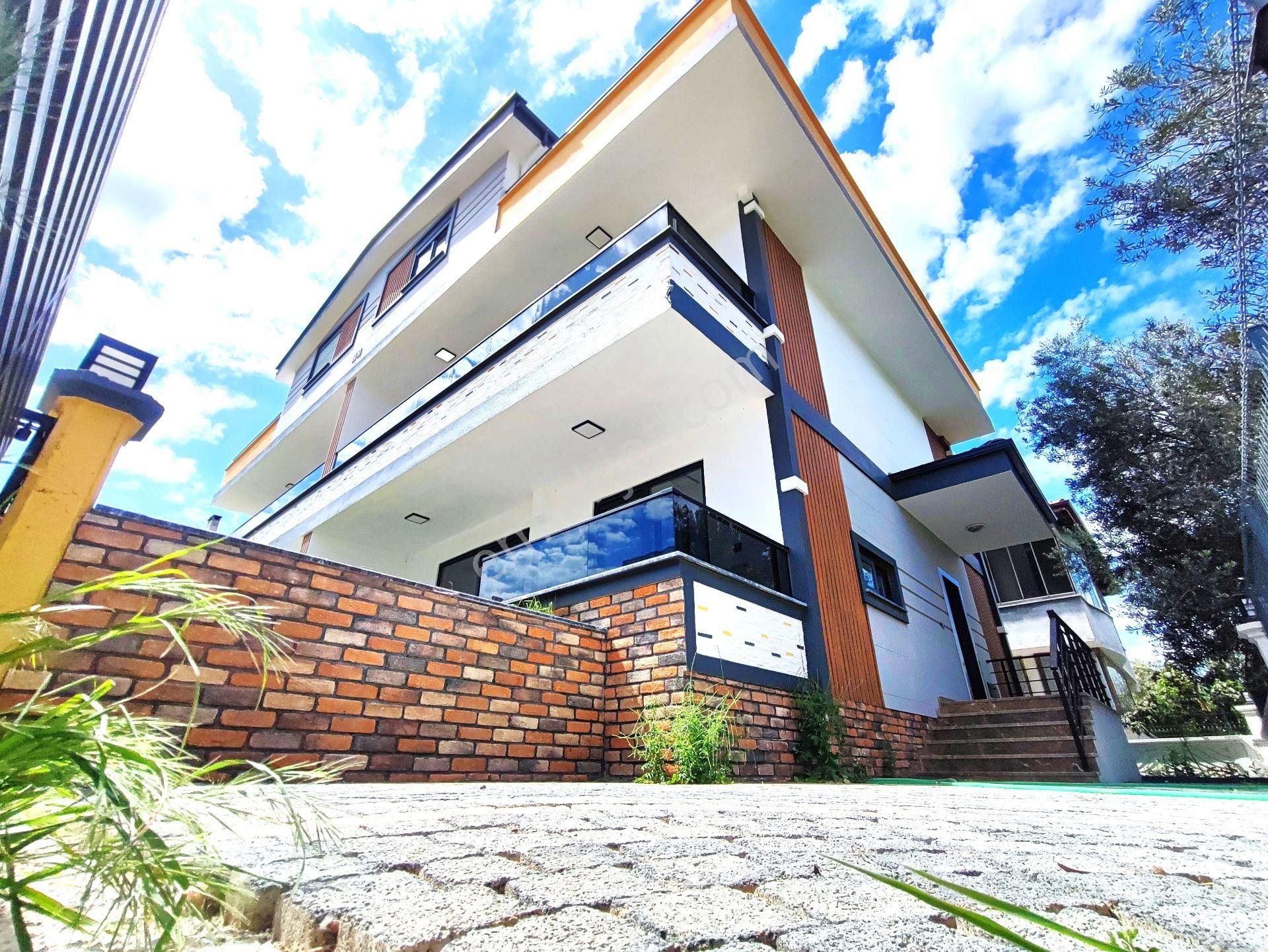 🔴aygül'den🔴edremit Zeytinli'de Sıfır Giyinme Odalı Körfez Manzaralı Teraslı Lüks 6+1 Satılık Villa