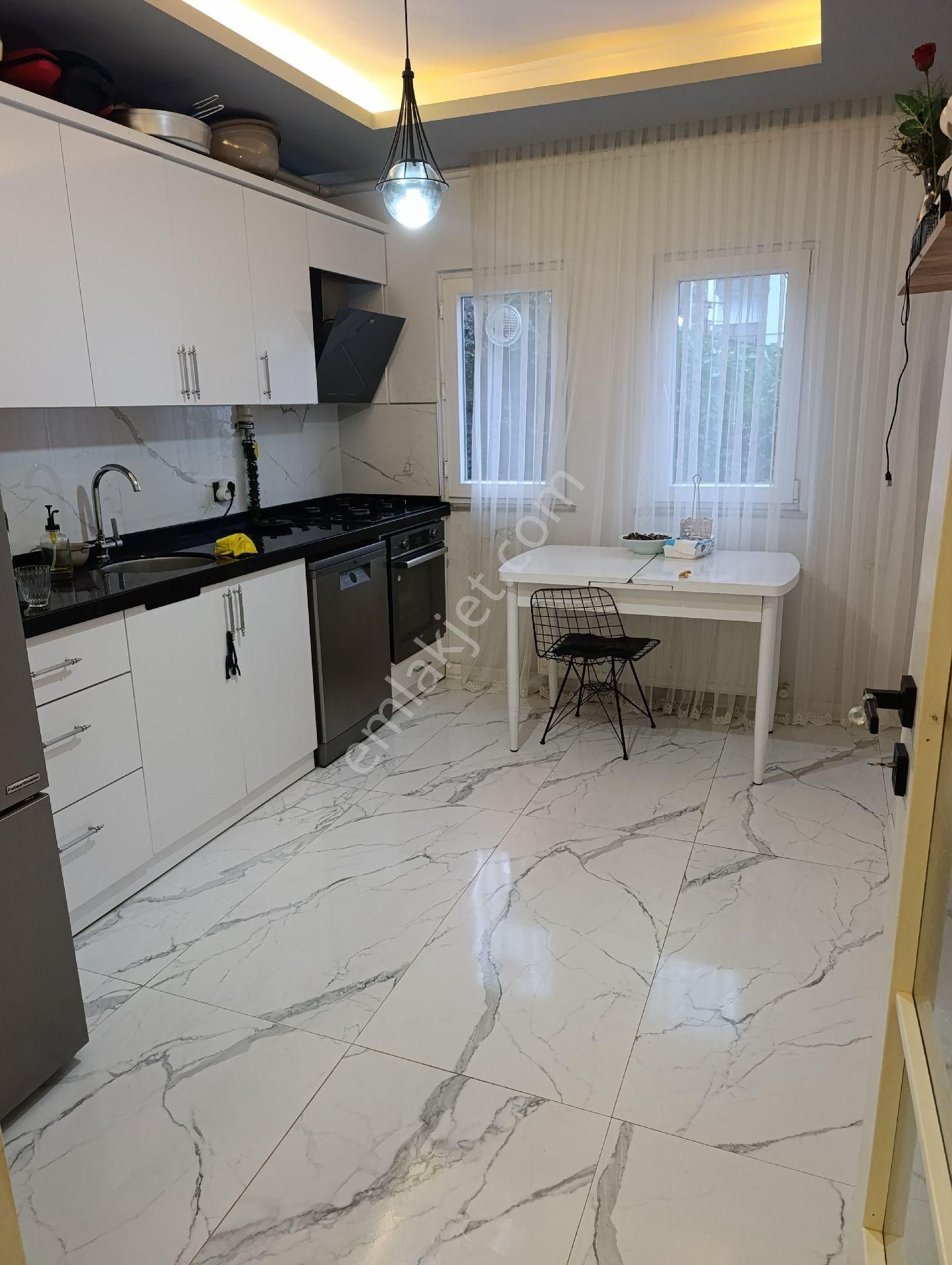 Yomra Merkezde Satılık 2+1 Masrafsız Daire - Görsel 3