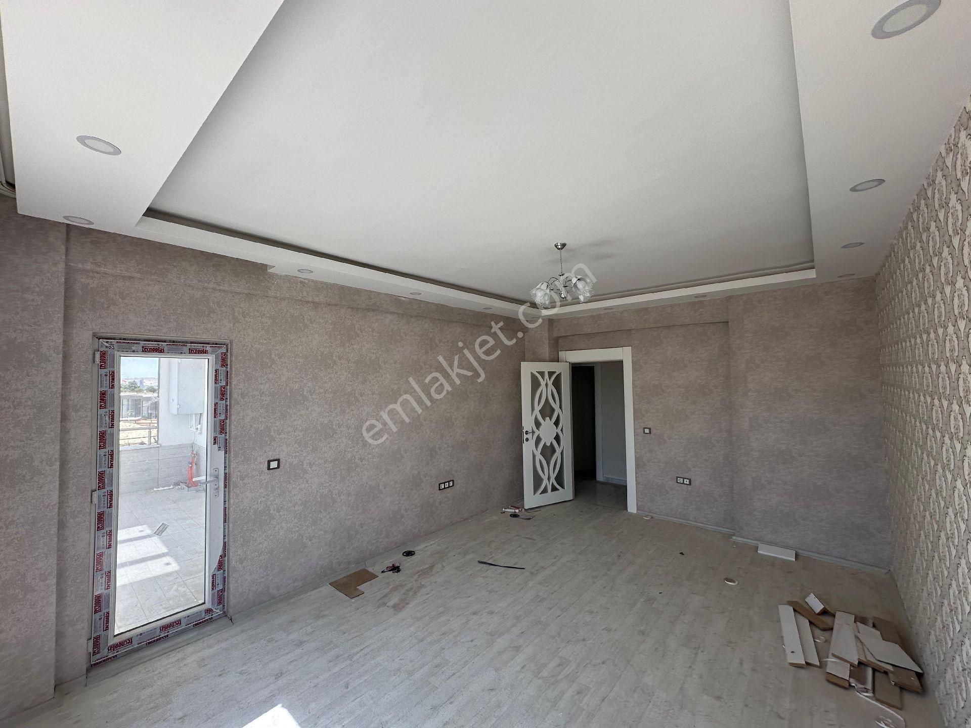 Beylerbeyinde Gap Grosun Karşısında Ana Cadde Yakın 2+1 Geniş Oturumlu Daire