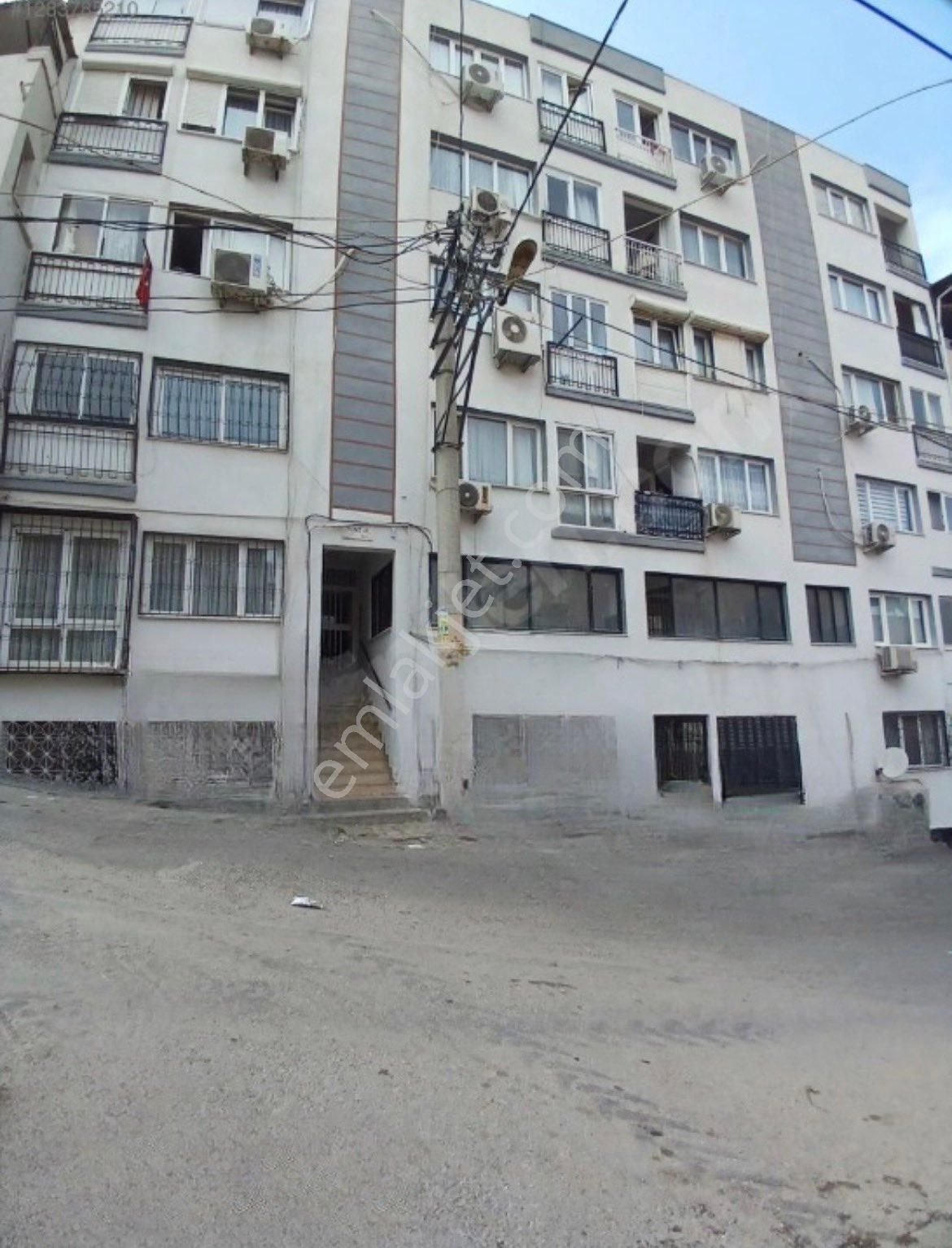 Konak Selçuk Mahallesinde Satılık 2+1 Arakat Daire