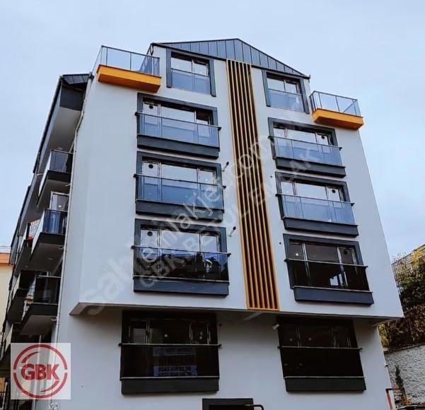 Gop Kırlangıç Sokakta Sıfır Bina, Otoparklı, Yerden Isıtmalı 1+1