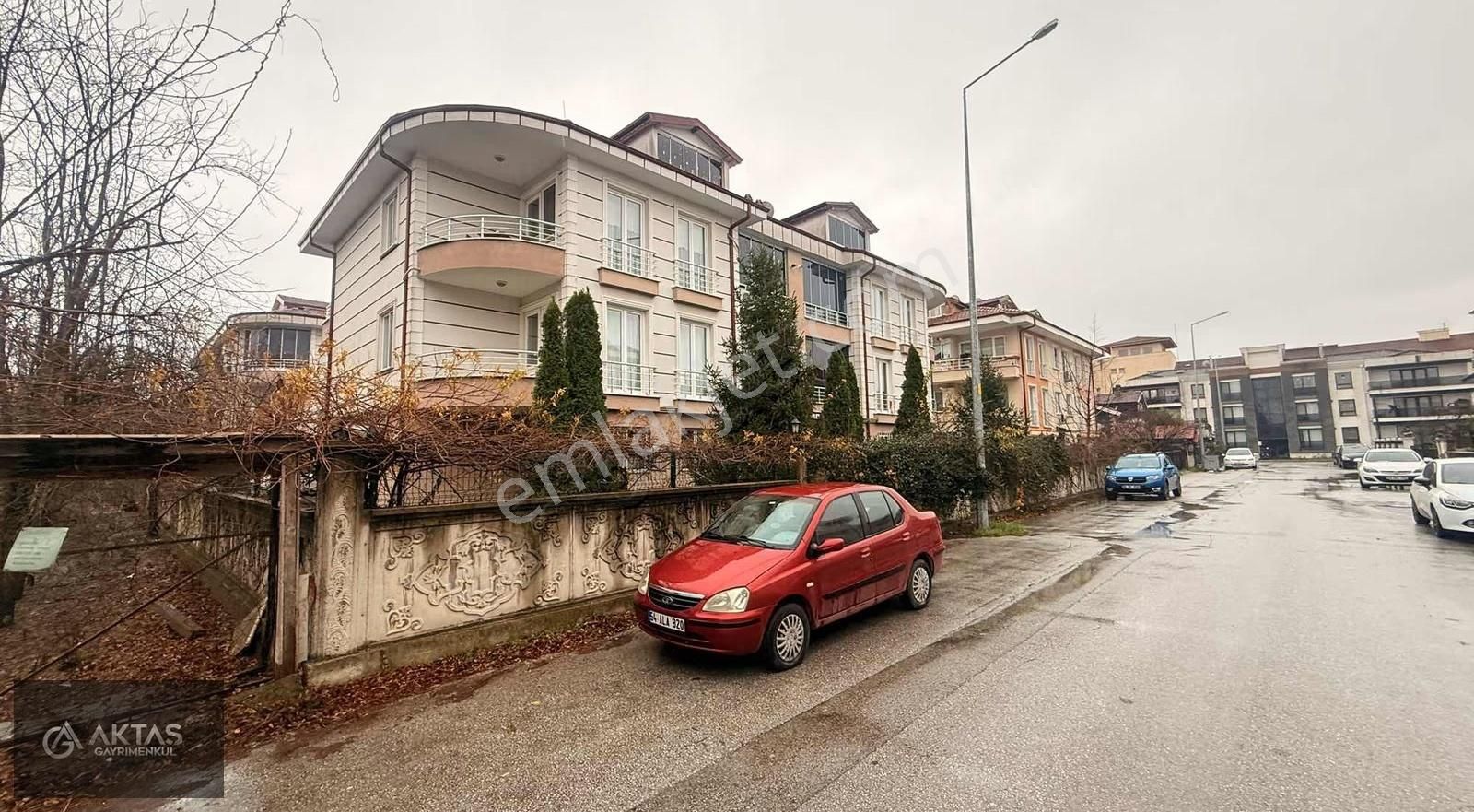 Serdivan Bahçelievler Mah.site İçerisinde 168 M2 4+1 Tersdublex