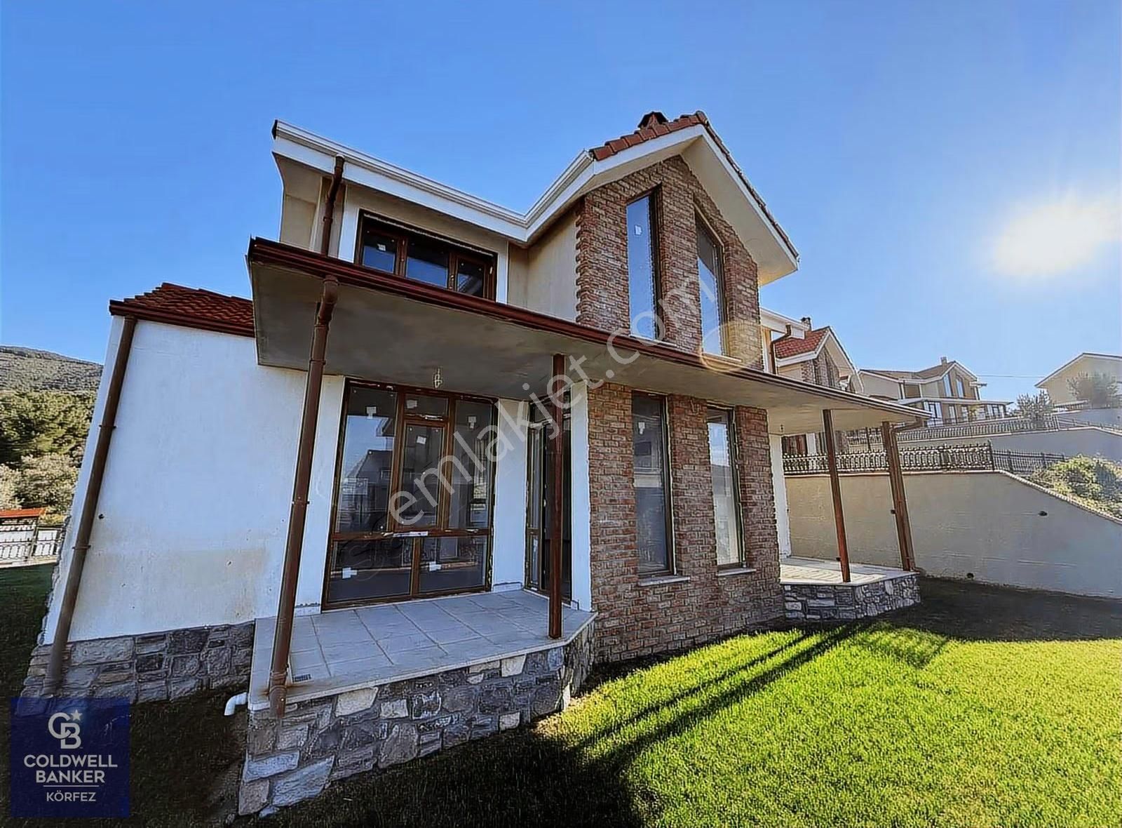 Burhaniye Dutluca Mevkii Oturuma Hazır Fırsat Villa