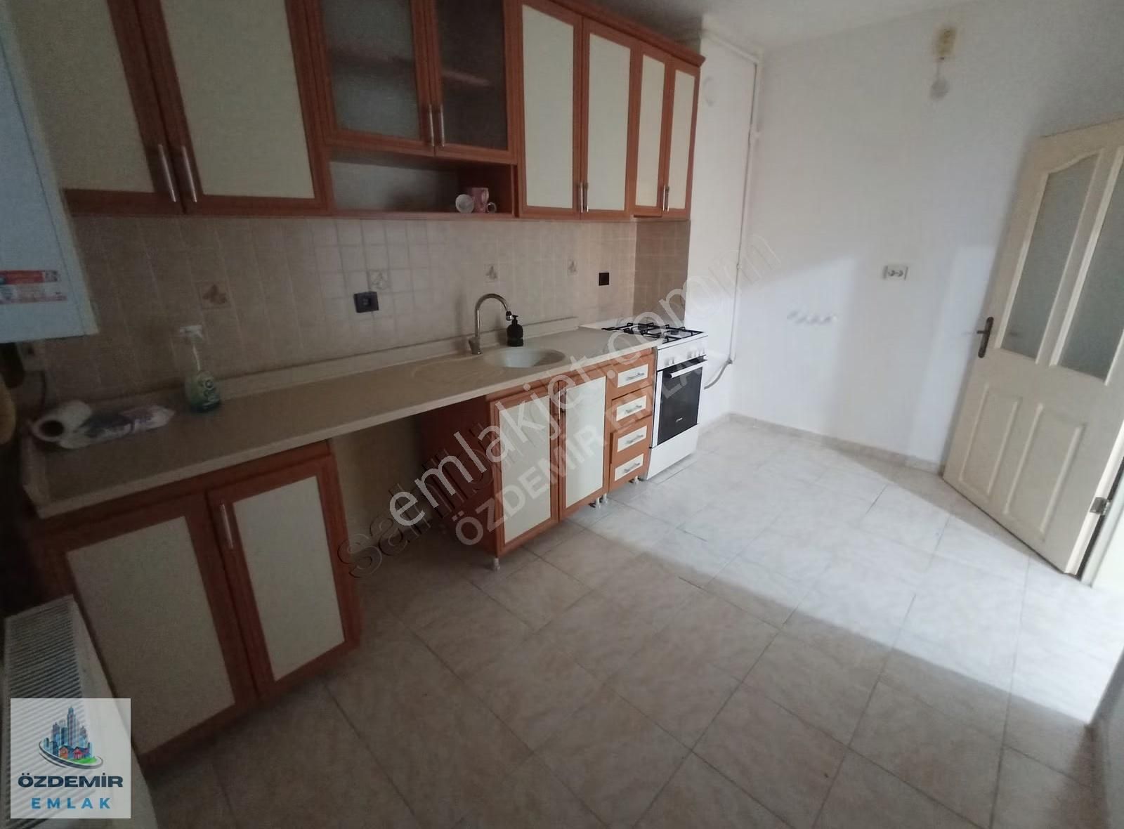 Özdemir Emlak'tan Site İçerisinde Güney Cephe Ara Katta 3+1!!!!! - Görsel 2