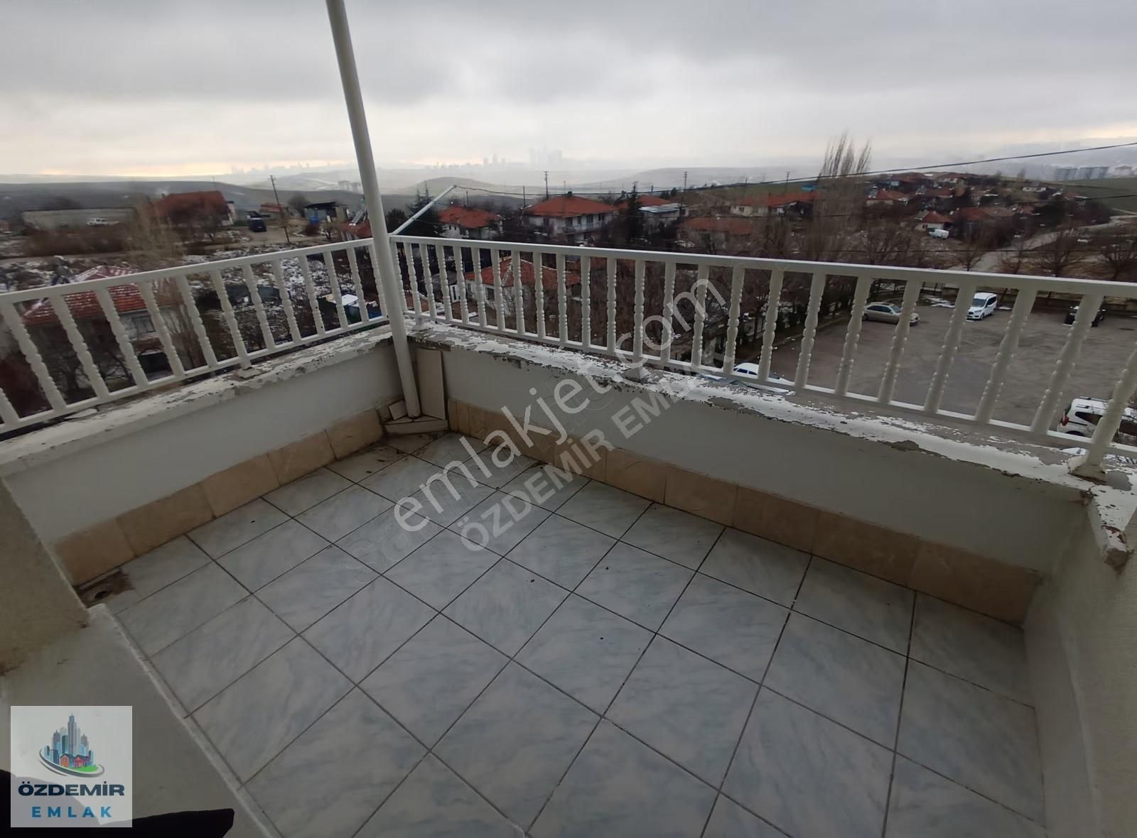 Özdemir Emlak'tan Site İçerisinde Güney Cephe Ara Katta 3+1!!!!!