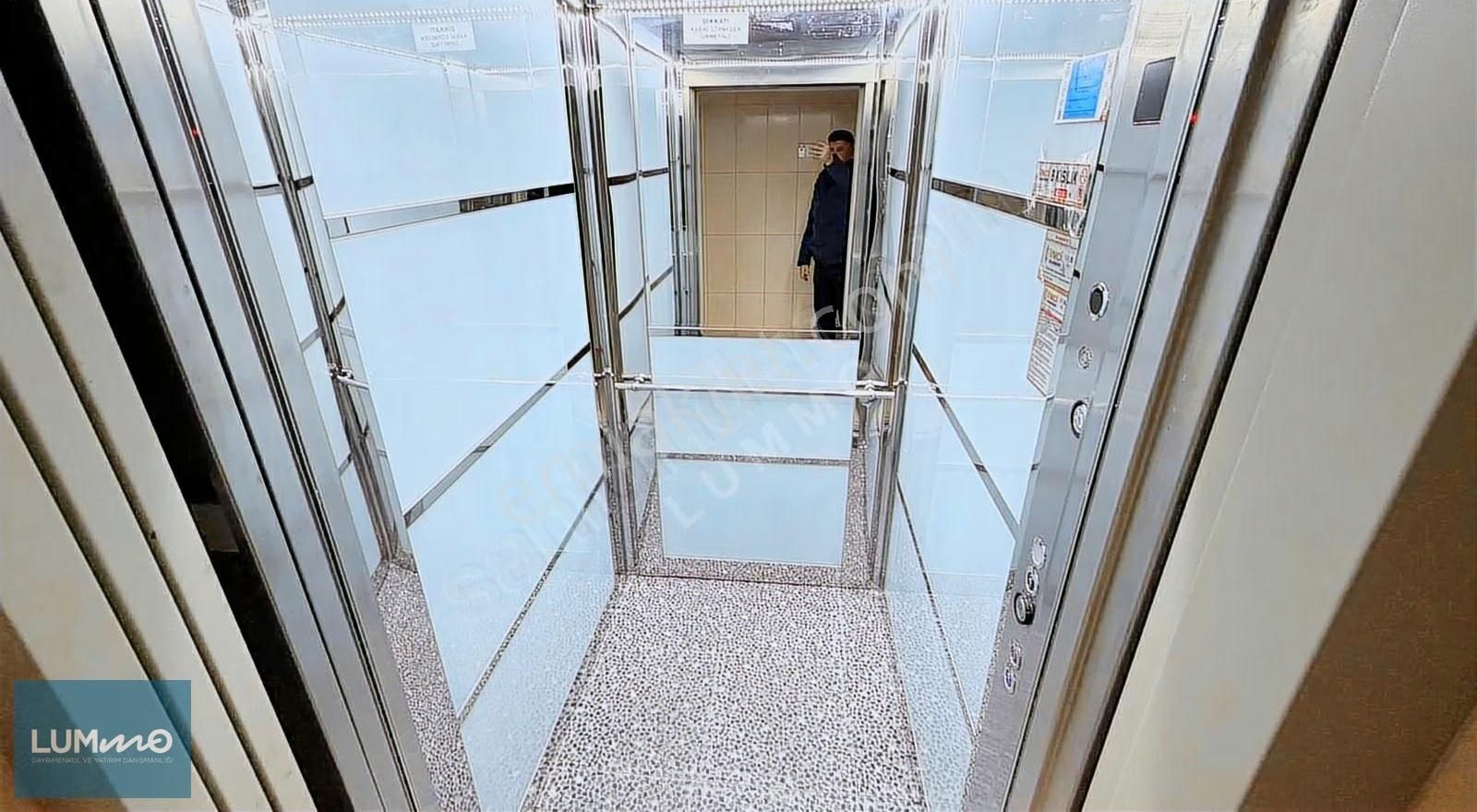 Çambaşı Cadde Yakını Ara Katta 3 Cepheli Teras Balkonlu 4+1 - Görsel 4