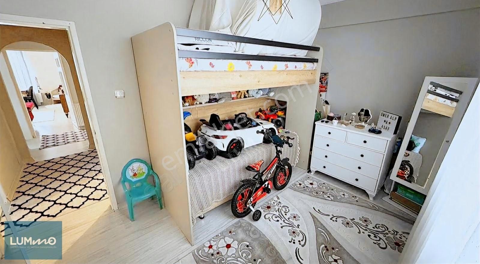 Çambaşı Cadde Yakını Ara Katta 3 Cepheli Teras Balkonlu 4+1 - Görsel 30