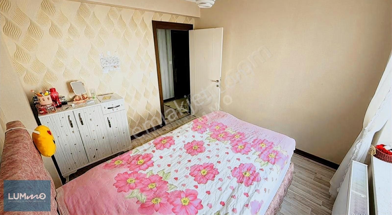 Çambaşı Cadde Yakını Ara Katta 3 Cepheli Teras Balkonlu 4+1 - Görsel 26