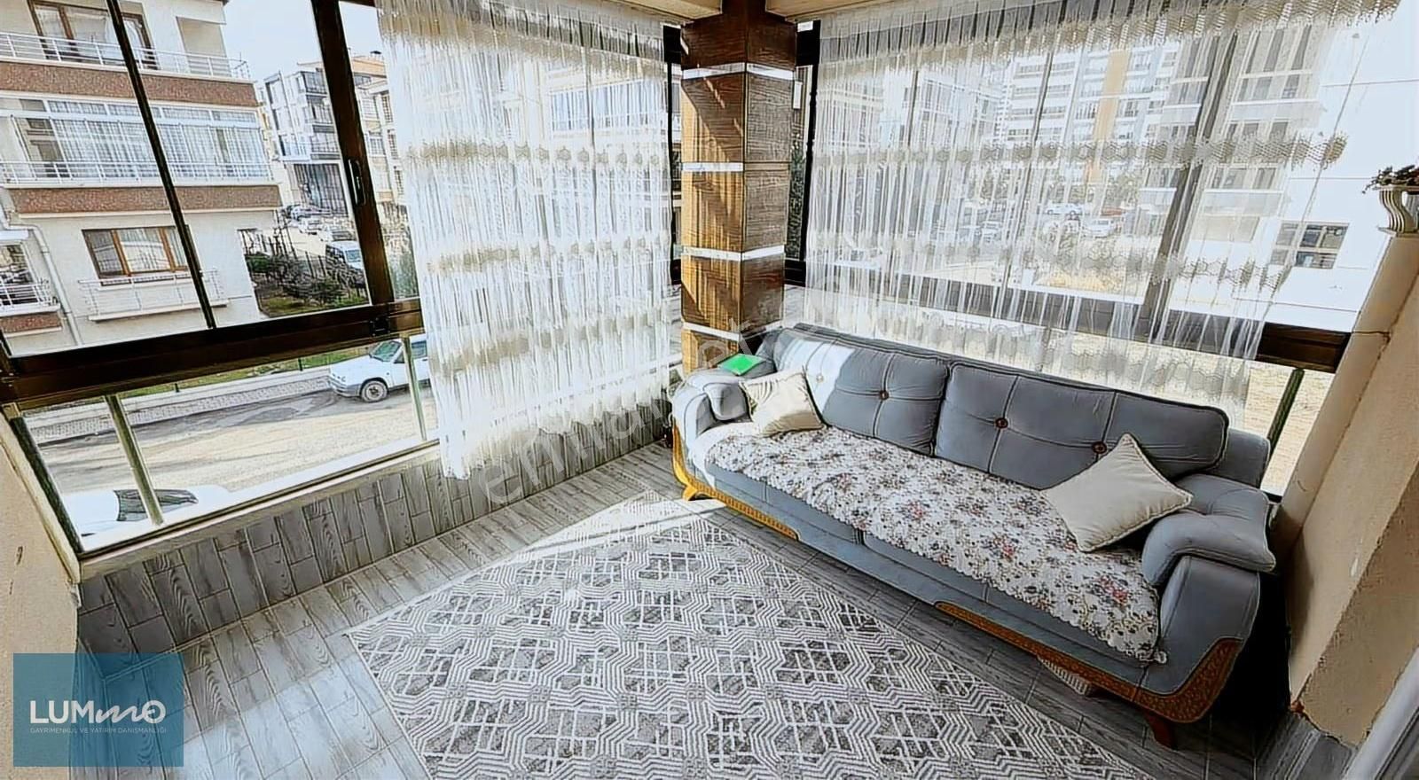 Çambaşı Cadde Yakını Ara Katta 3 Cepheli Teras Balkonlu 4+1 - Görsel 31