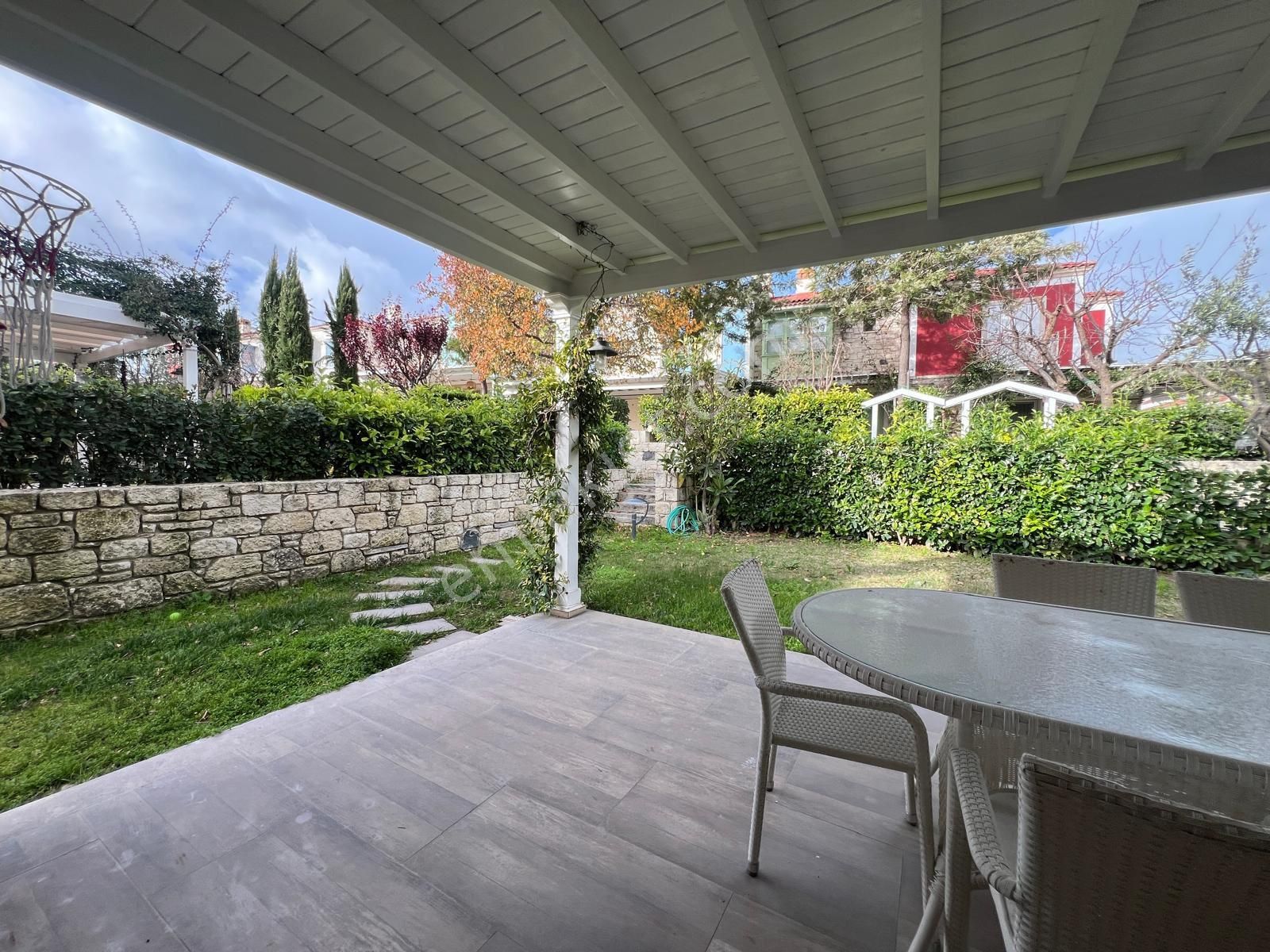 Çeşme Alaçatı Mimarin Köycede Havuzlu Geniş Bahçeli Satılık Villa - Görsel 8