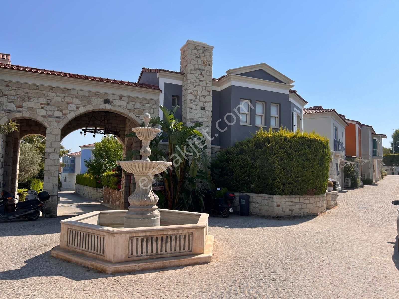 Çeşme Alaçatı Mimarin Köycede Havuzlu Geniş Bahçeli Satılık Villa - Görsel 35