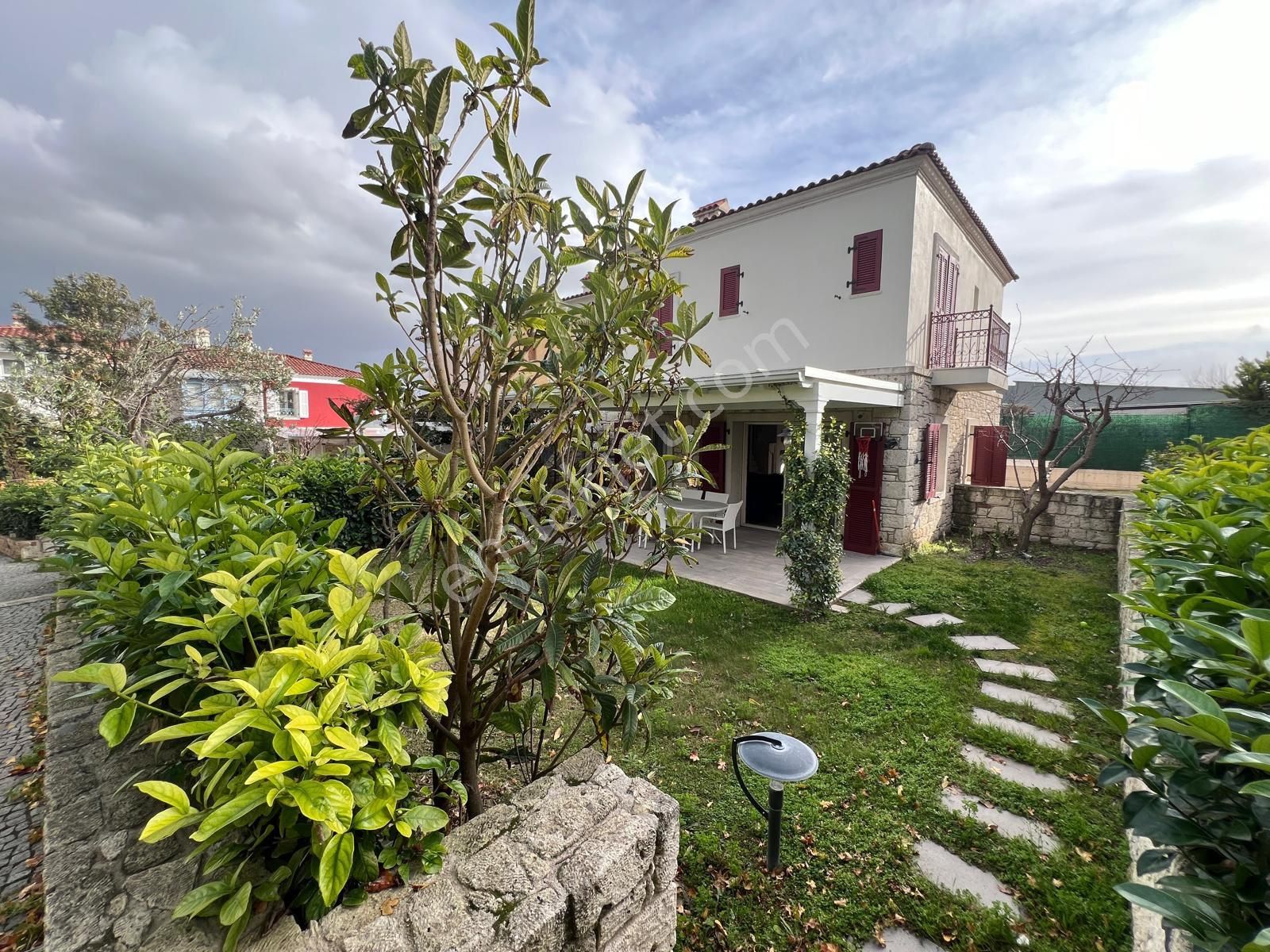 Çeşme Alaçatı Mimarin Köycede Havuzlu Geniş Bahçeli Satılık Villa - Görsel 4