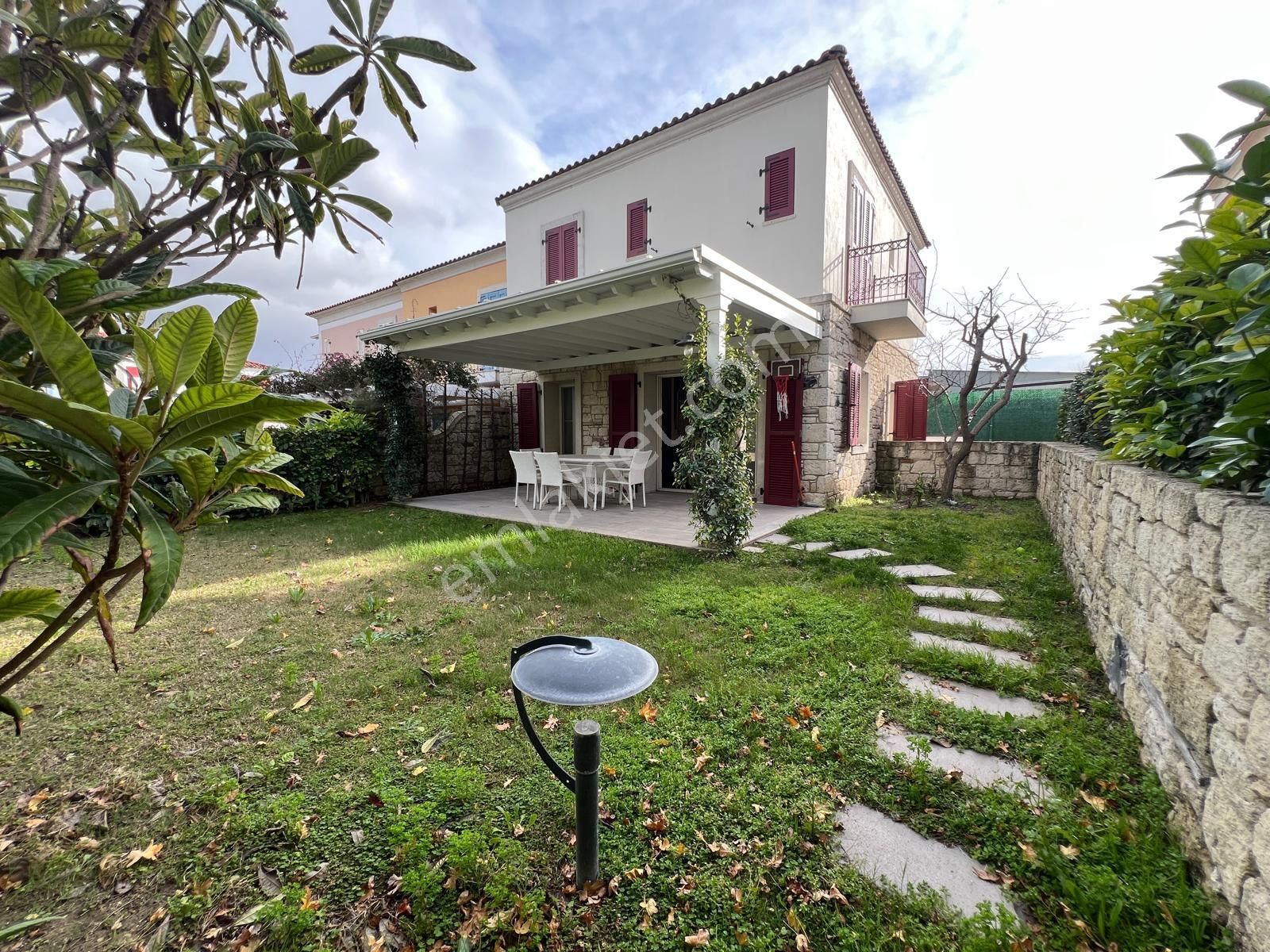 Çeşme Alaçatı Mimarin Köycede Havuzlu Geniş Bahçeli Satılık Villa