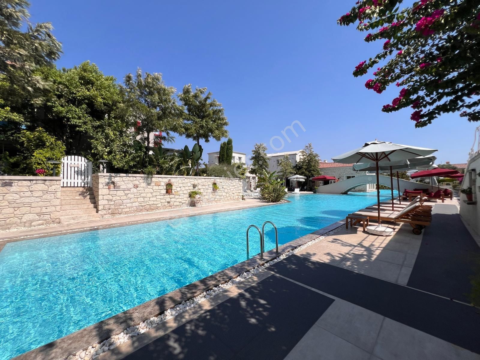 Çeşme Alaçatı Mimarin Köycede Havuzlu Geniş Bahçeli Satılık Villa - Görsel 3