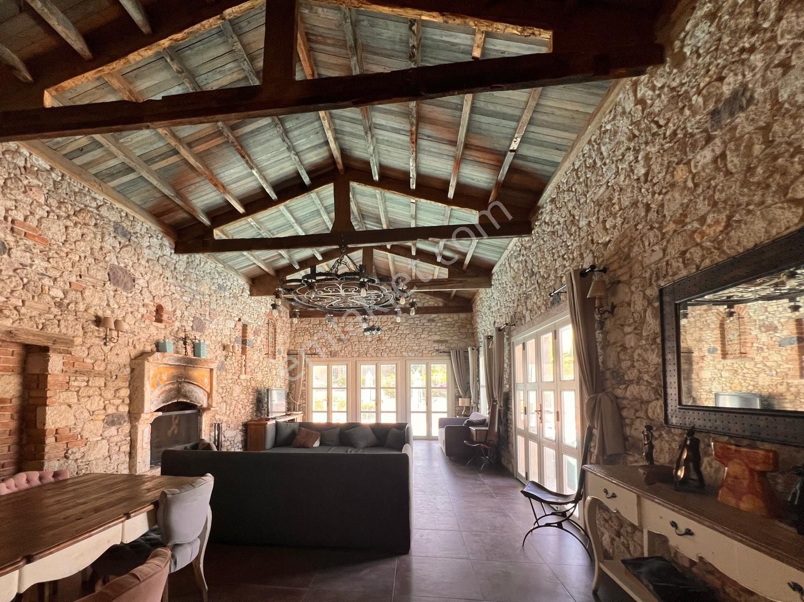 Çeşme Alaçatı Mimarin Köycede Havuzlu Geniş Bahçeli Satılık Villa - Görsel 34