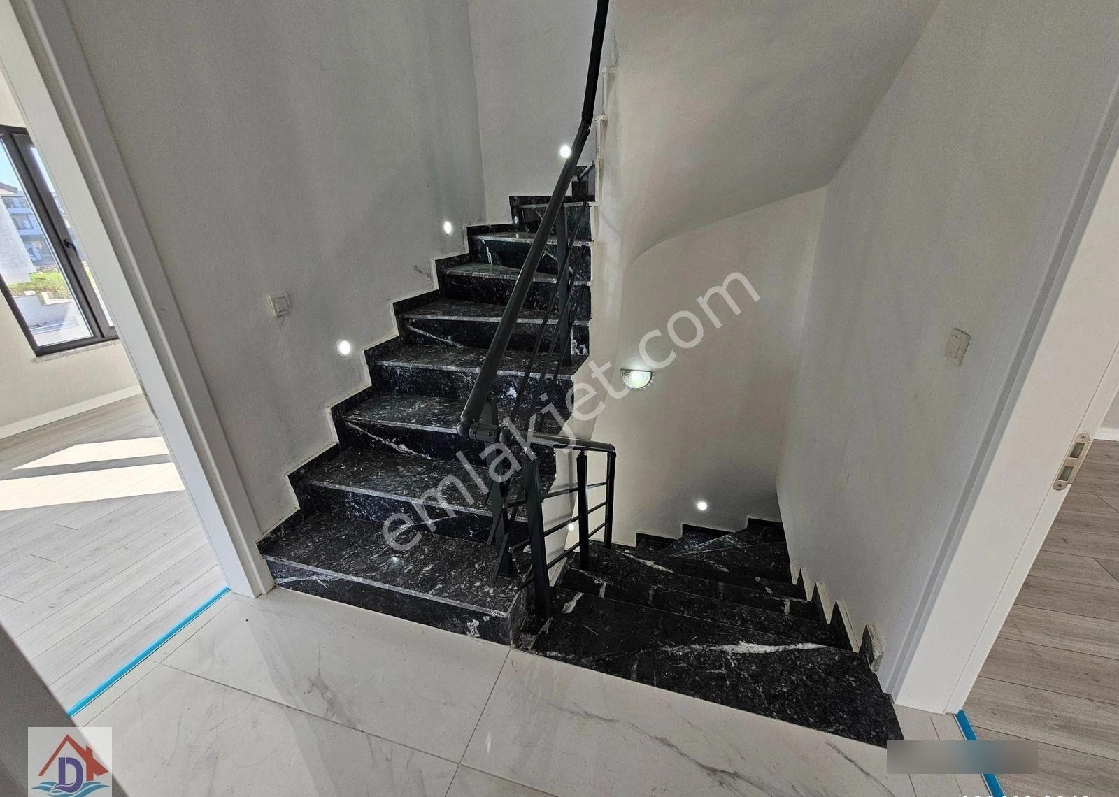 Deniz'den 4+1 Müstakil Havuzlu,ayrı Mutfaklı,geniş Bahçeli Villa - Görsel 28