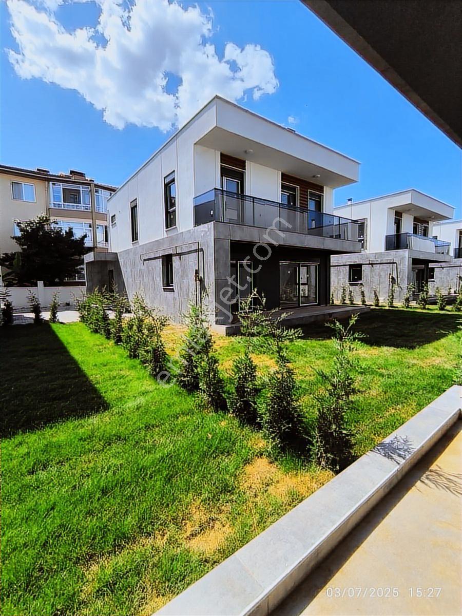 Düzce Merkezde Sıfır Yerden Isıtmalı 4+1 Kiralık Villa