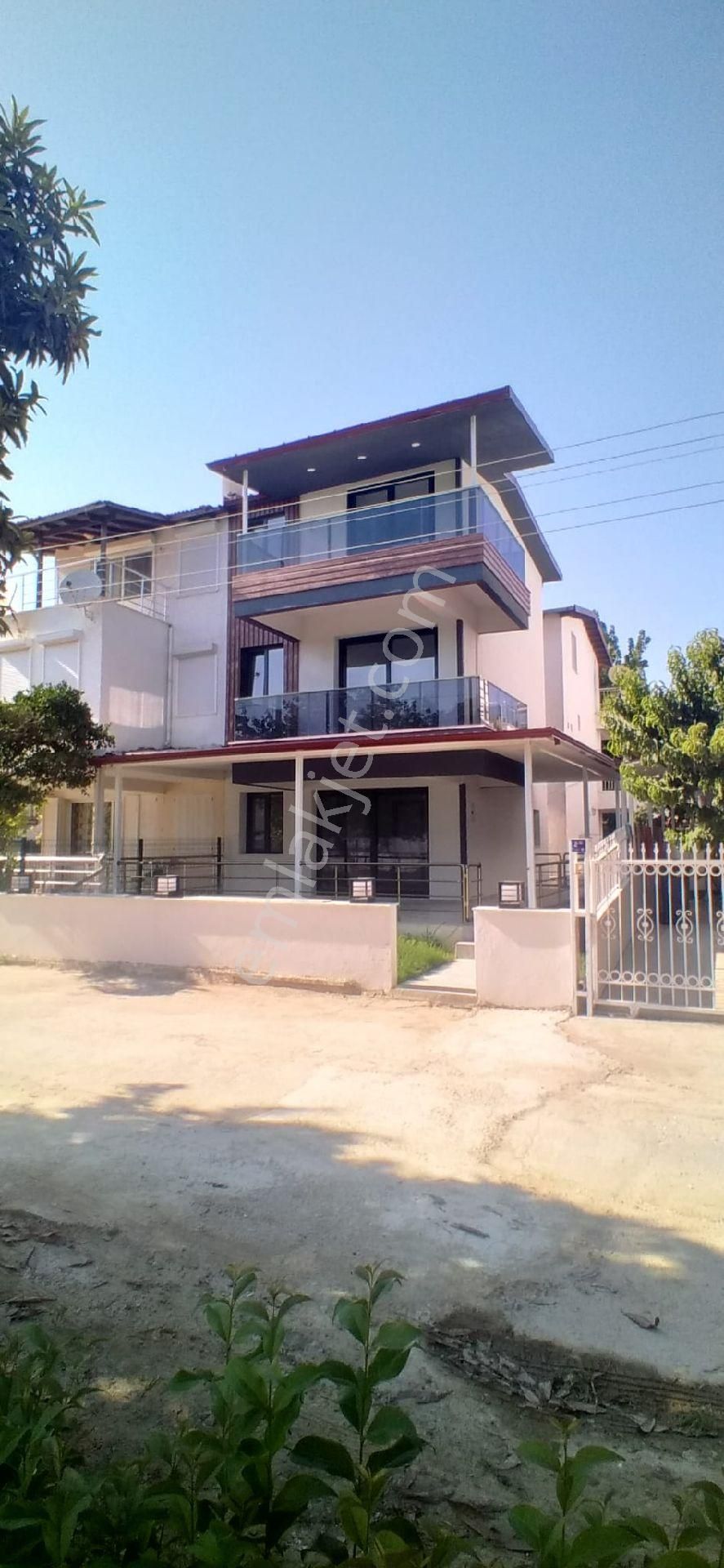 Denize 300 Metre Yenilenmiş 4+1 Villa