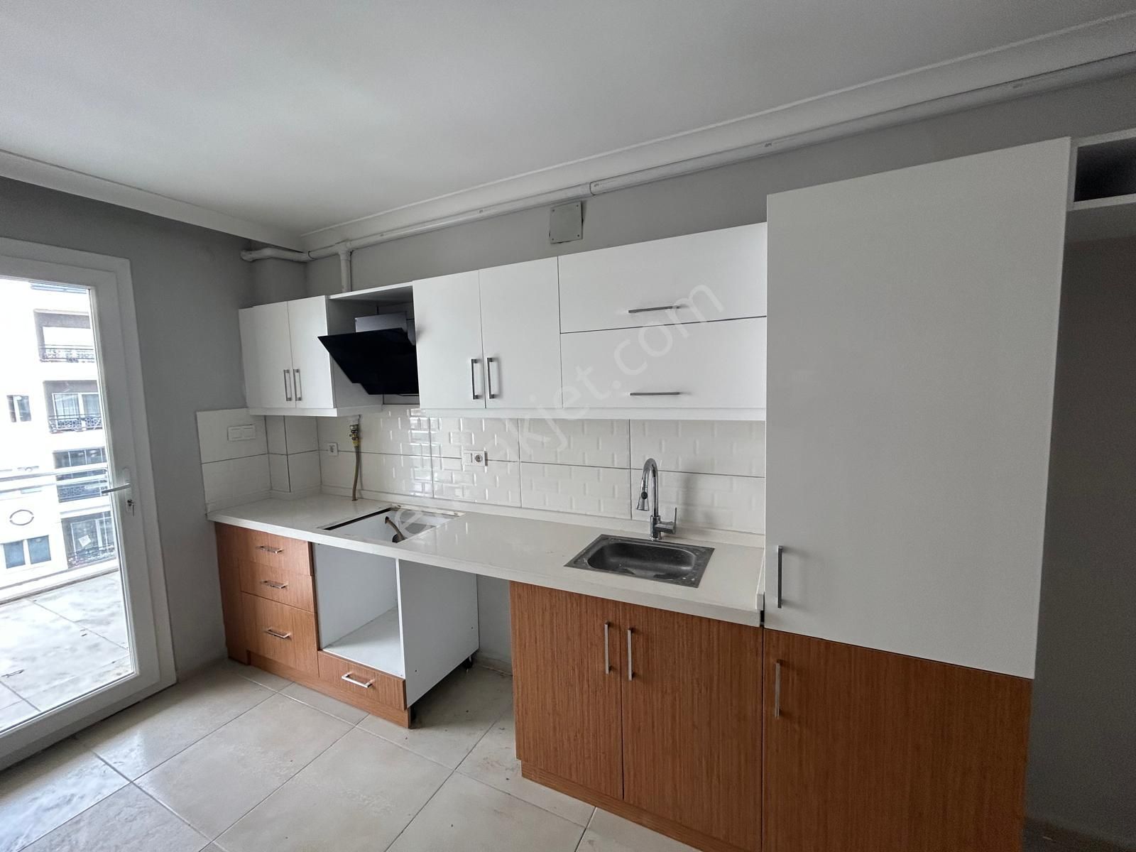 Yükselden Satılık Kadıköyün Üst Caddesinde Ebeveyn Banyolu 3+1 Geniş Daire