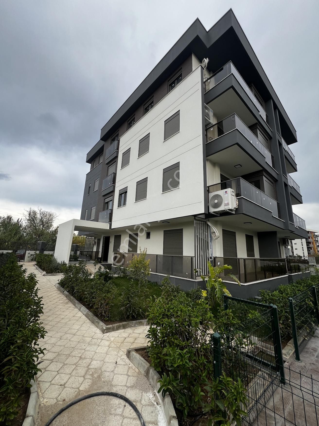 Yüzme Havuzlu Otoparklı Lüks Sitede 1+1 Daire - Görsel 14