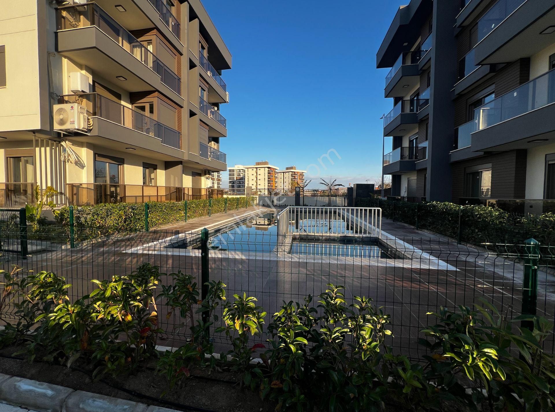 Yüzme Havuzlu Otoparklı Lüks Sitede 1+1 Daire