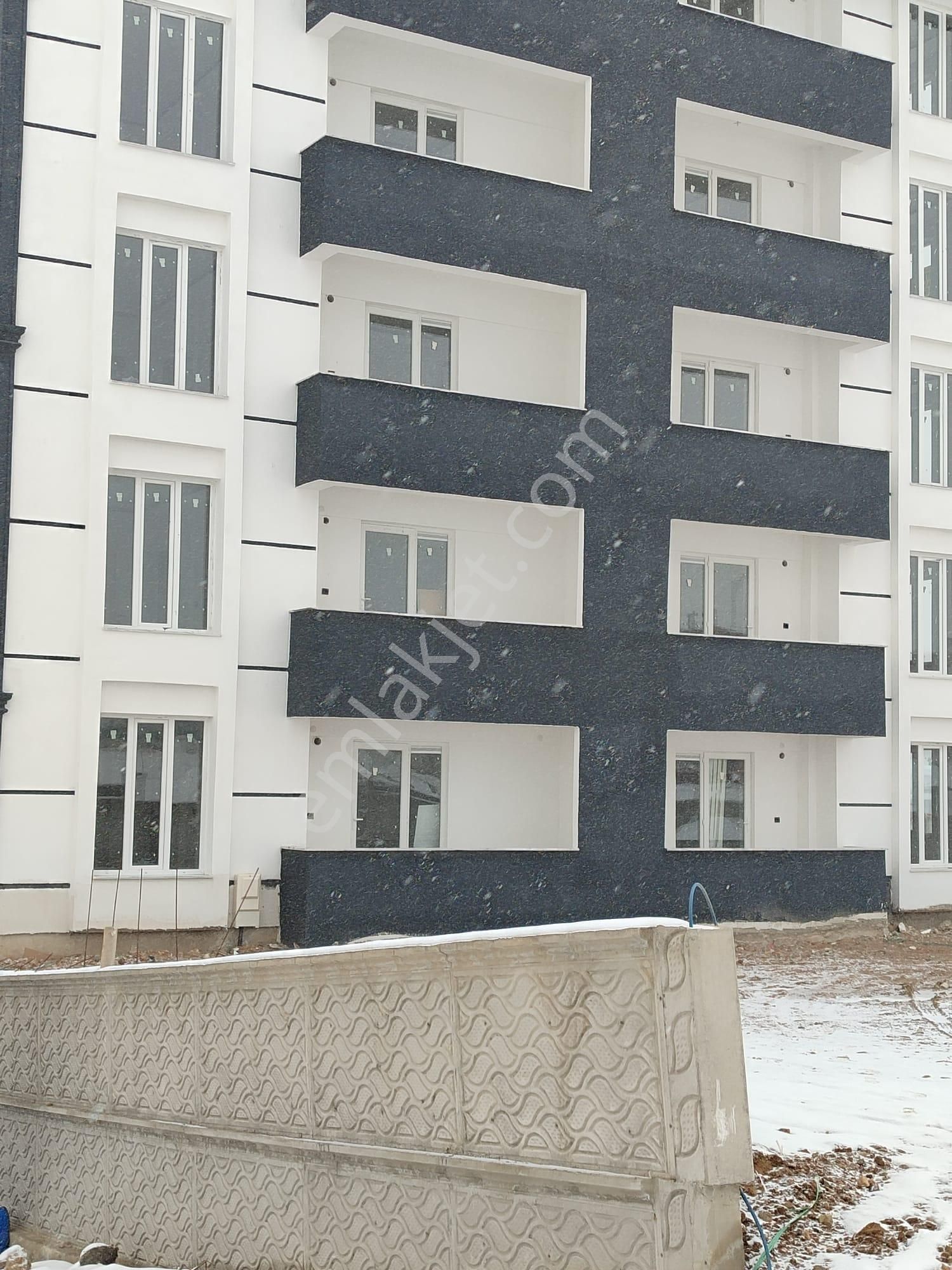 Toros Mahallesinde Satılık Sıfır Bina Kapalı Garajlı - Görsel 3